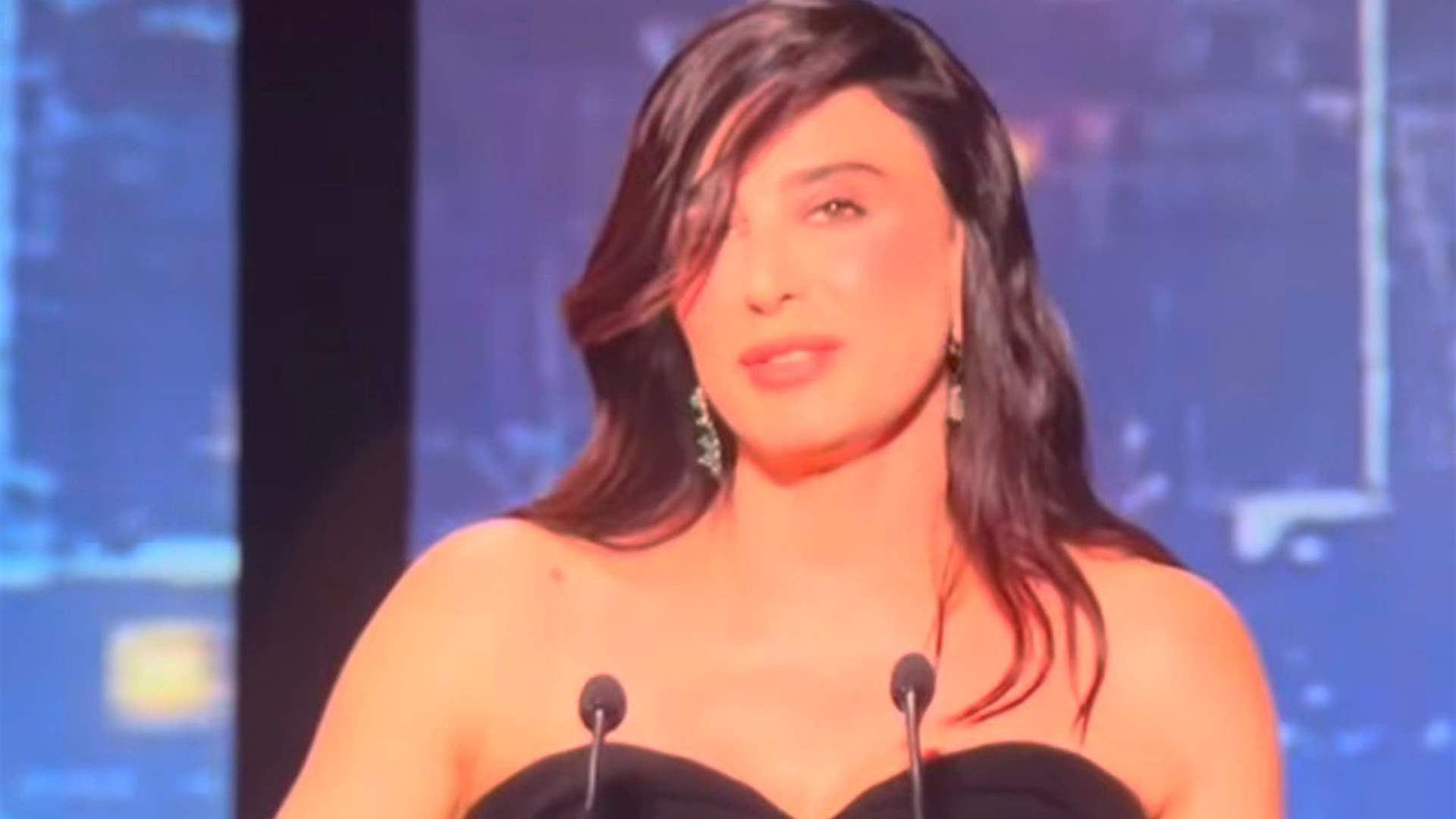 فيديو مؤثر لنادين لبكي من مهرجان كان السينمائي: كيف نحتفي بالحياة والموت يحيط بلبنان؟ 