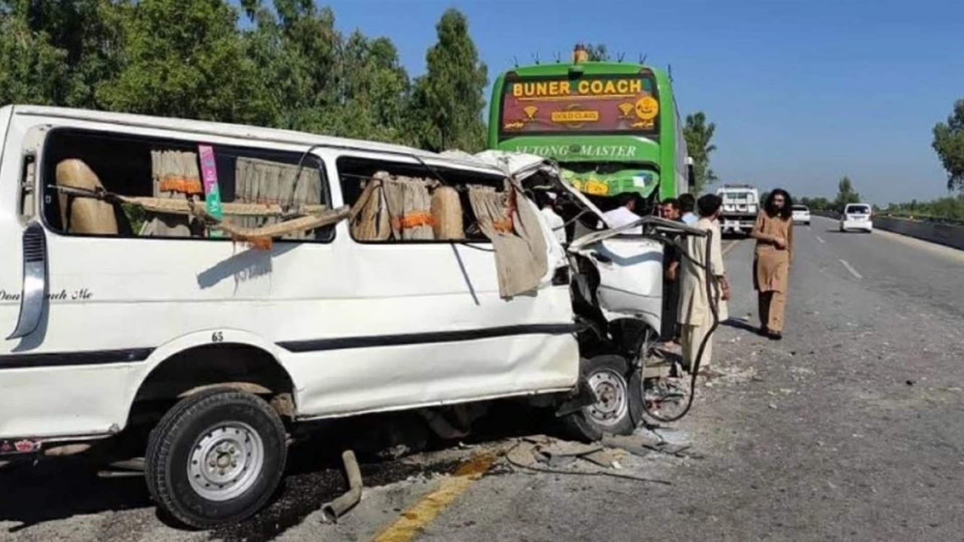 17 قتيلا و10 جرحى بحادث حافلة في باكستان