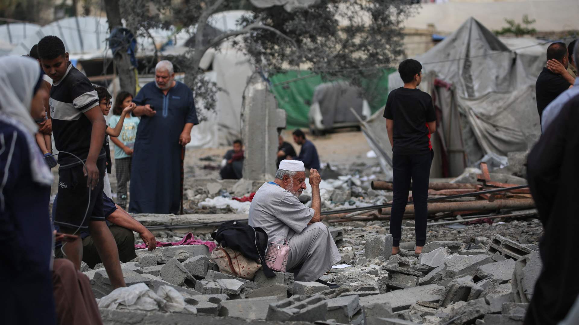 مقتل خمسة فلسطينيين بغارة إسرائيلية في وسط قطاع غزة وفق مصدر طبي والدفاع المدني 