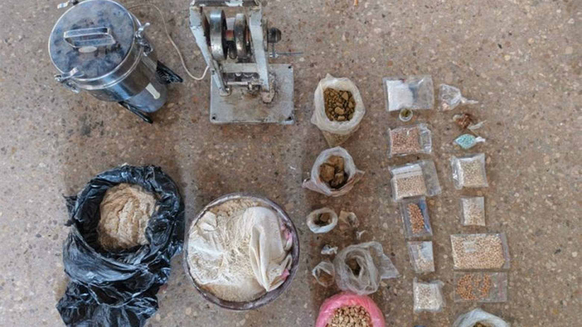 الجيش: توقيف 4 أشخاص لارتكابهم جرائم مختلفة وضبط كمية من المخدرات والأسلحة والذخائر الحربية