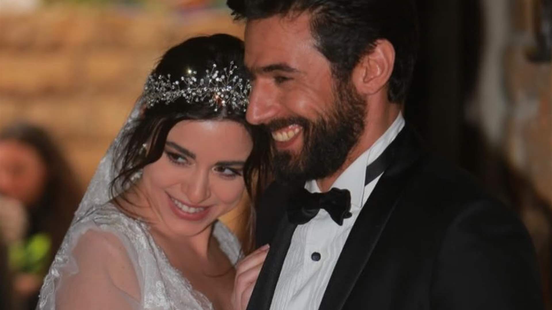 من التمثيل إلى الواقع... سارة أبي كنعان ووسام فارس يحتفلان بعيد زواجهما (صور)