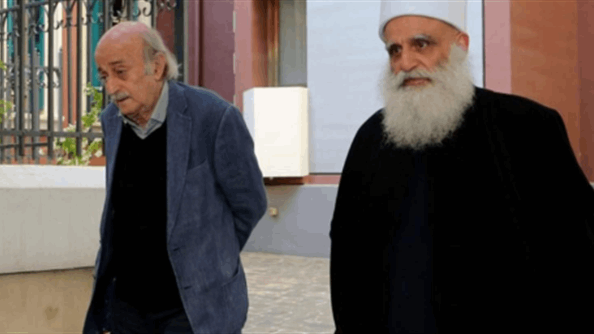 جنبلاط اتّصل بشيخ العقل مهنئاً بنجاح القمّة الروحية
