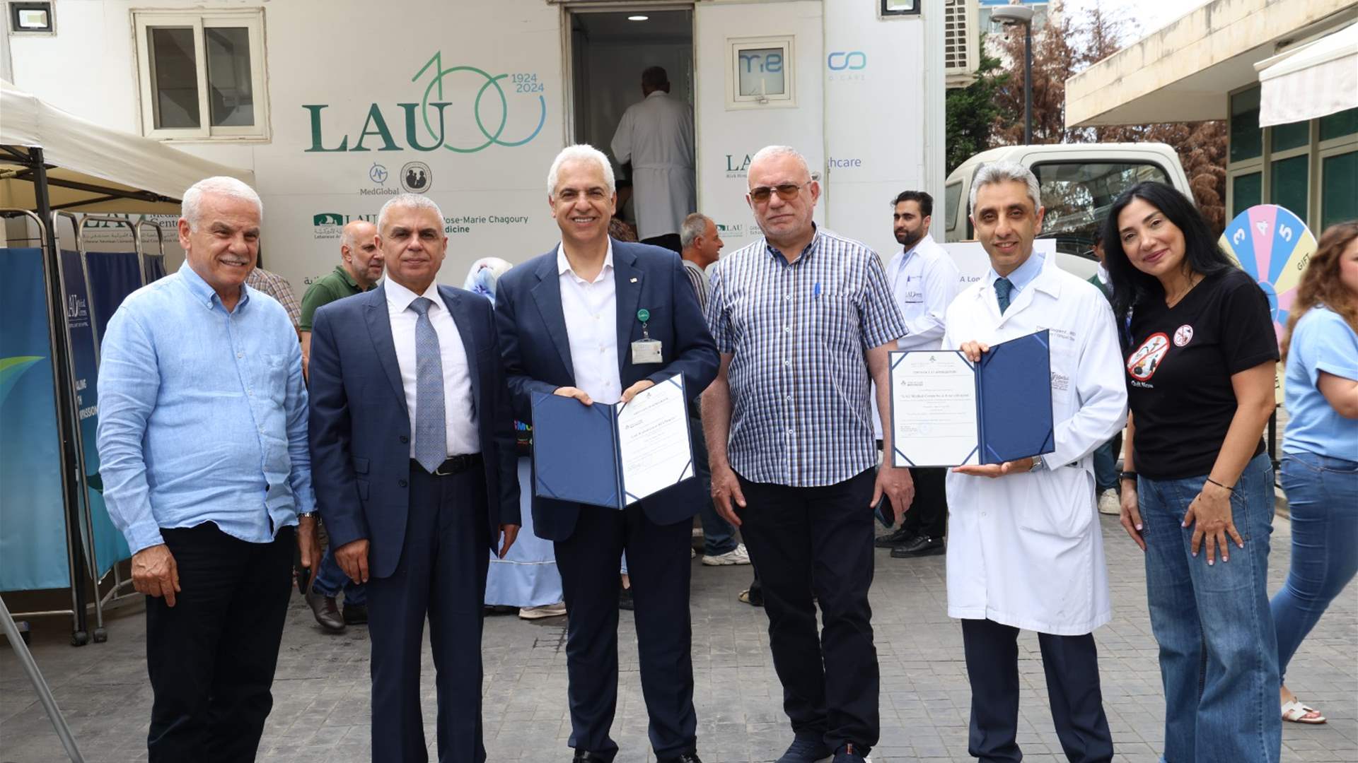 في اليوم العالمي للامتناع عن التدخين: العيادة النقّالة للجامعة اللبنانية الأميركية تقدّم فحوصات وقائية وتوعوية في مبنى وزارة الصحة 