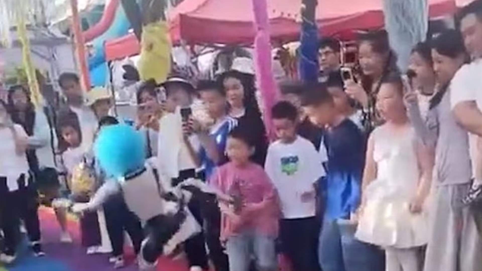 بالفيديو… روبوت يركل طفلًا خلال عرض قتالي ويشعل الجدل في الصين (فيديو)