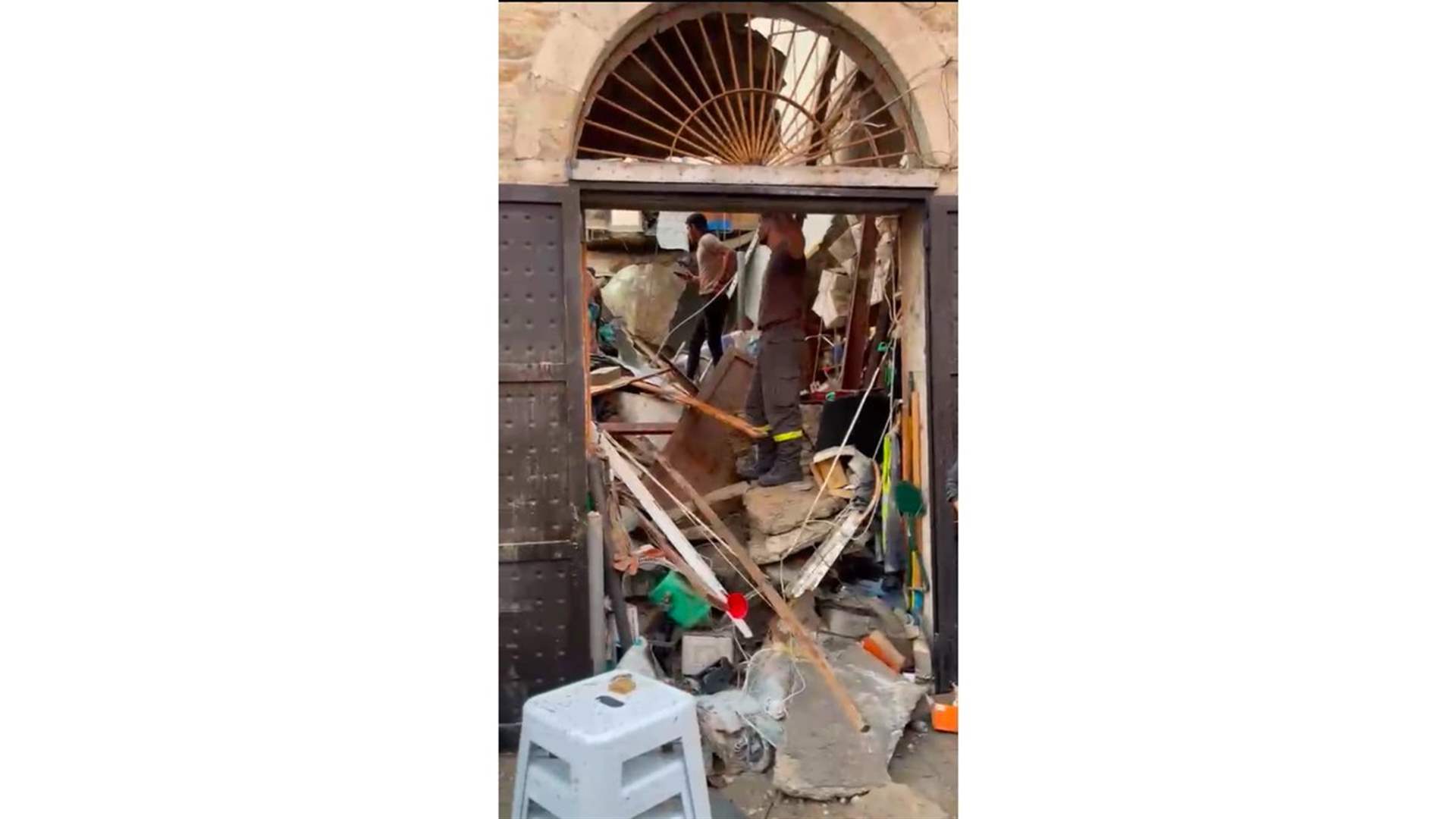 الوكالة الوطنية للاعلام: انهيار سقف محل تجاري قيد الترميم في السوق القديم في جونية وفي داخله عمال وقد حضرت سيارات الاسعاف والدفاع المدني الى المكان