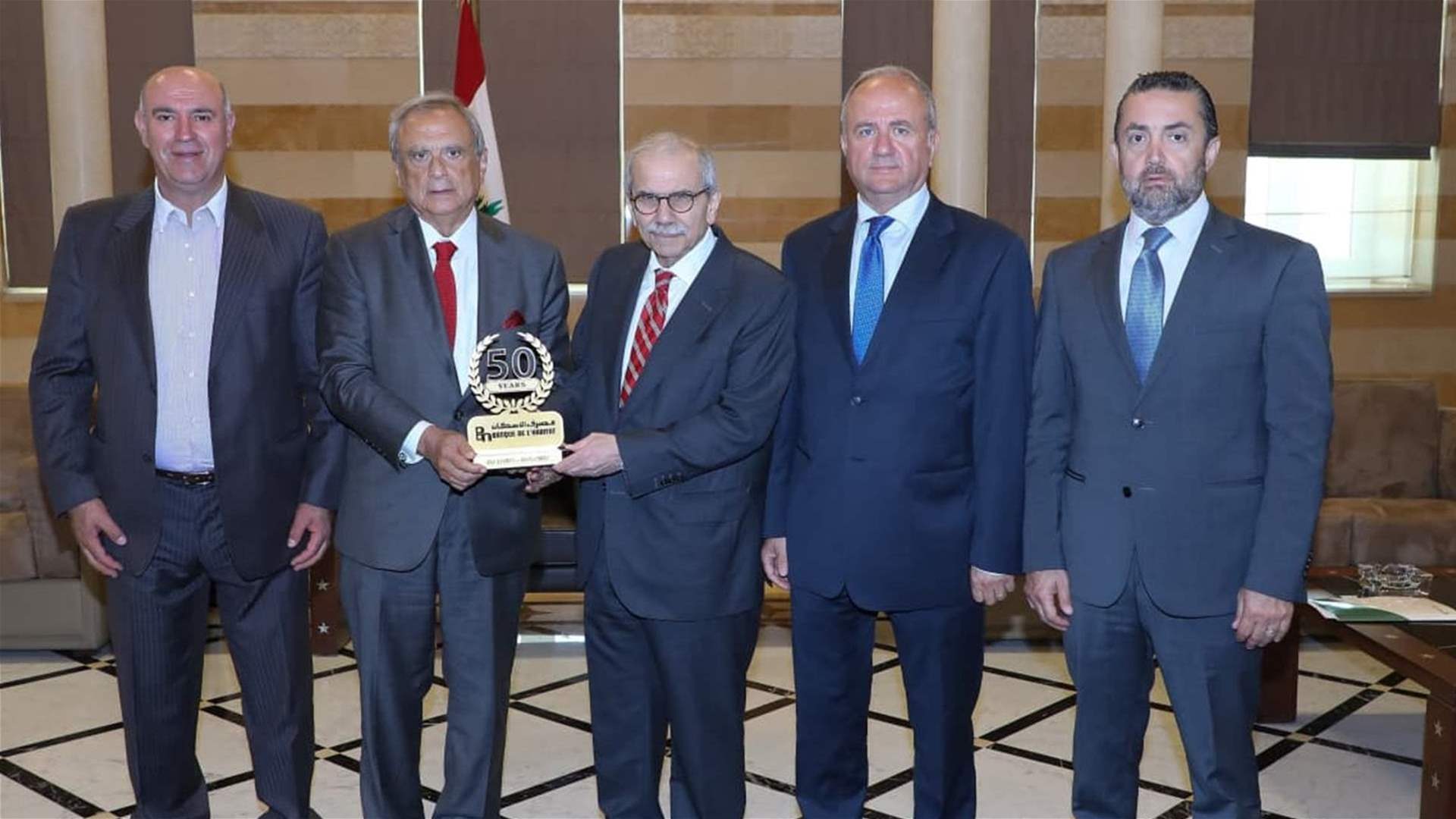 حبيب يسلّم رئيس الحكومة "اليوبيل الذهبي" لمصرف الإسكان ويطلب دعمه لإلغاء رسم التسجيل العقاري حتى سقف الـ100 ألف دولار