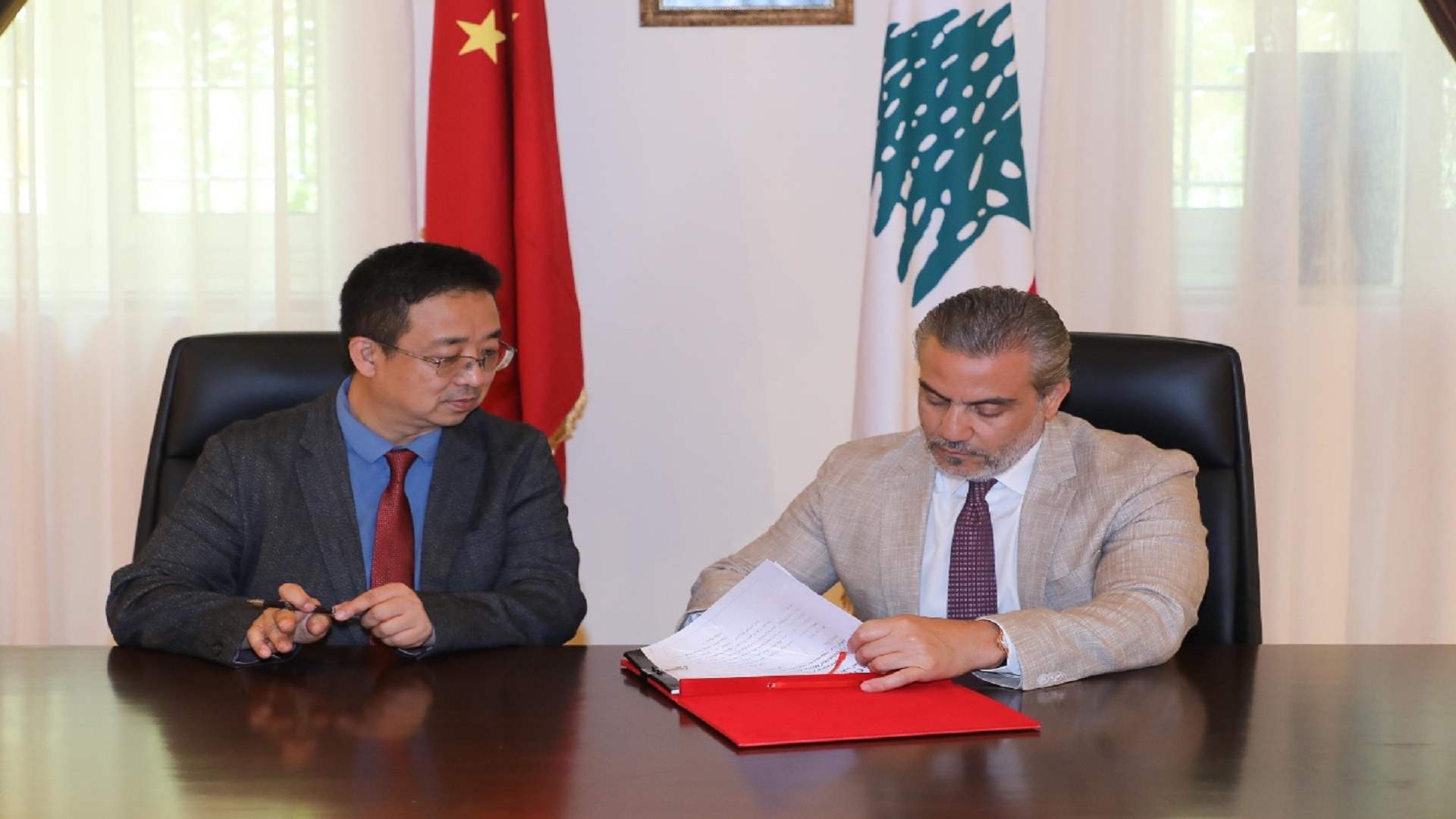 لبنان والصين وقعا في السراي الحكومي اتفاقية للاستثمار في قطاع القنب والنباتات الطبية العطرية