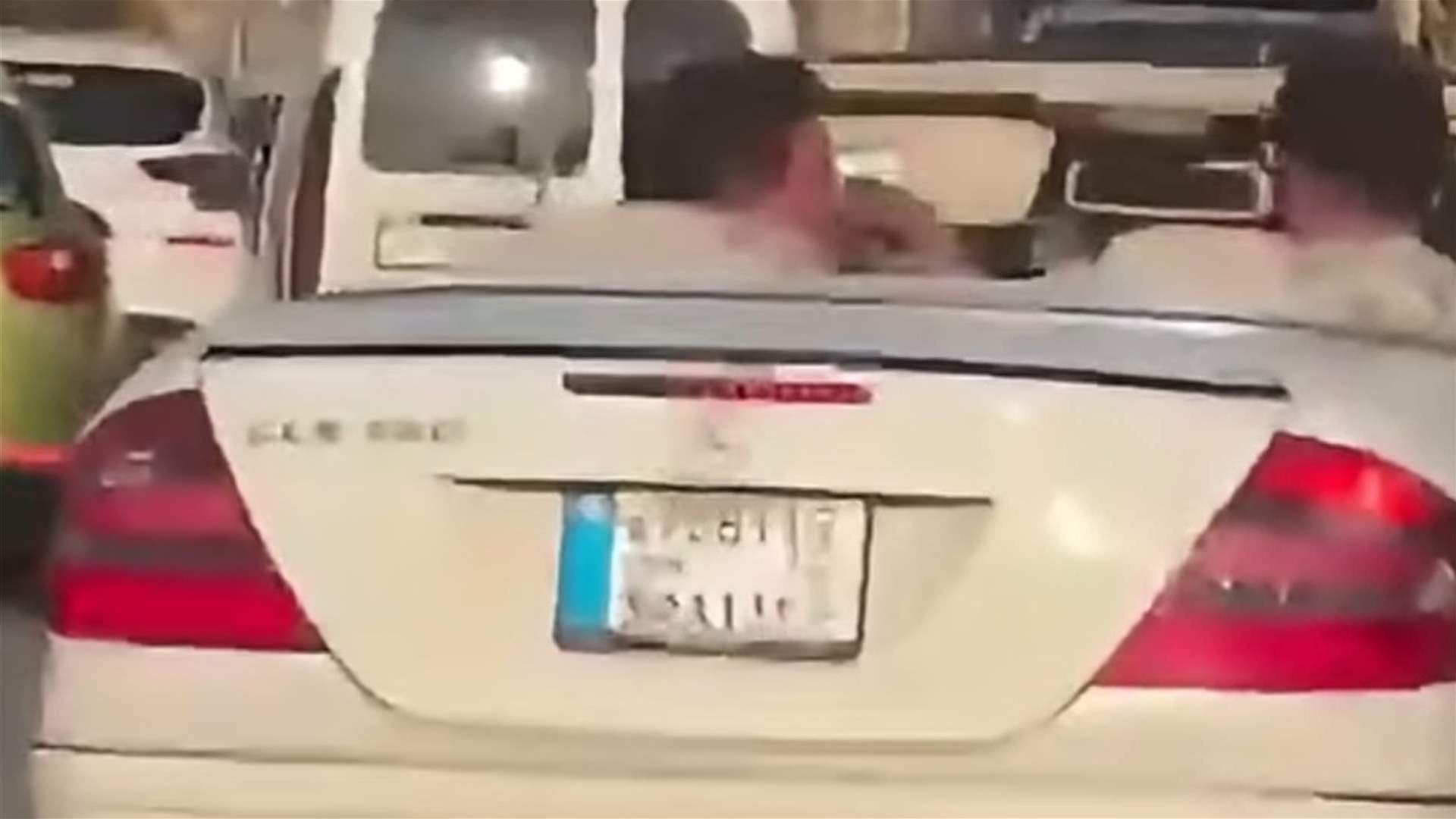 فيديو اشكال بين شابين يغزو مواقع التواصل الإجتماعي .. ما الذي حصل بينهما ؟ وما قصة السيارة؟