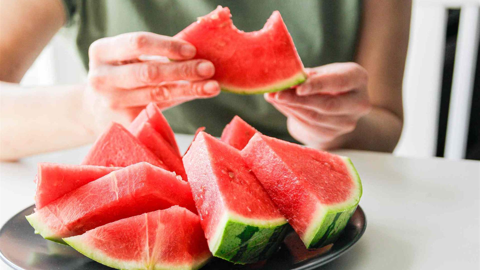 ماذا يحدث لجسمكم عند ابتلاع بذور البطيخ؟ 