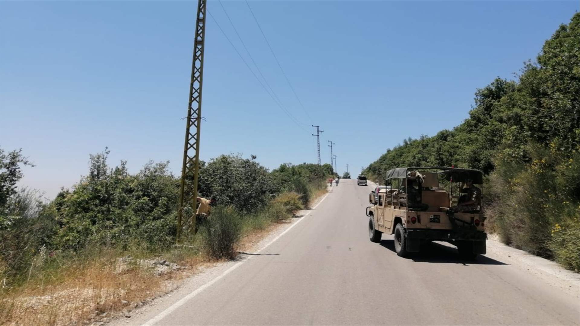 شركة الكهرباء تصلح الأعطال على خطوط شبكة التوتر العالي على الطريق بين بلدة السريرة ومثلث كفرحونة بعد موافقة لجنة الميكانيزم