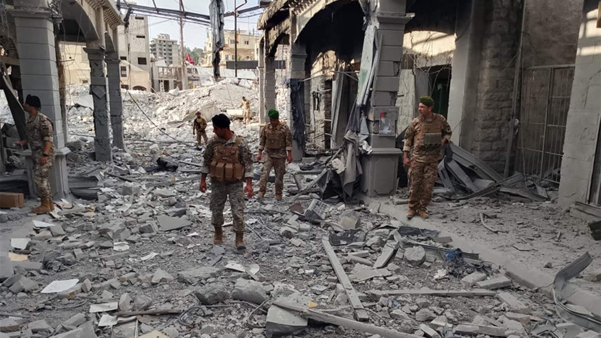 الجيش اللبنانيّ ينفّذ مهماته في المناطق المتضررة من العدوان الإسرائيليّ عبر تفكيك قنابل طيران غير منفجرة والكشف على الذخائر والأجسام المشبوهة ومعالجتها وإزالة الركام وفتح الطرقات