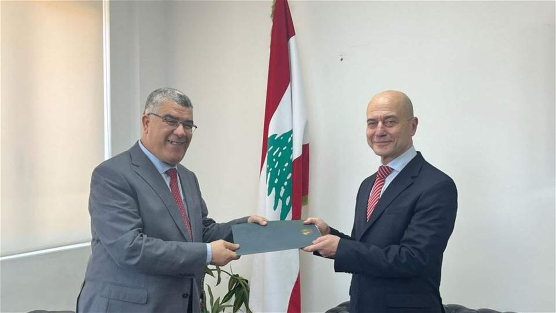 السفير عيسى تسلّم أوراق اعتماد السفير الجزائري الجديد