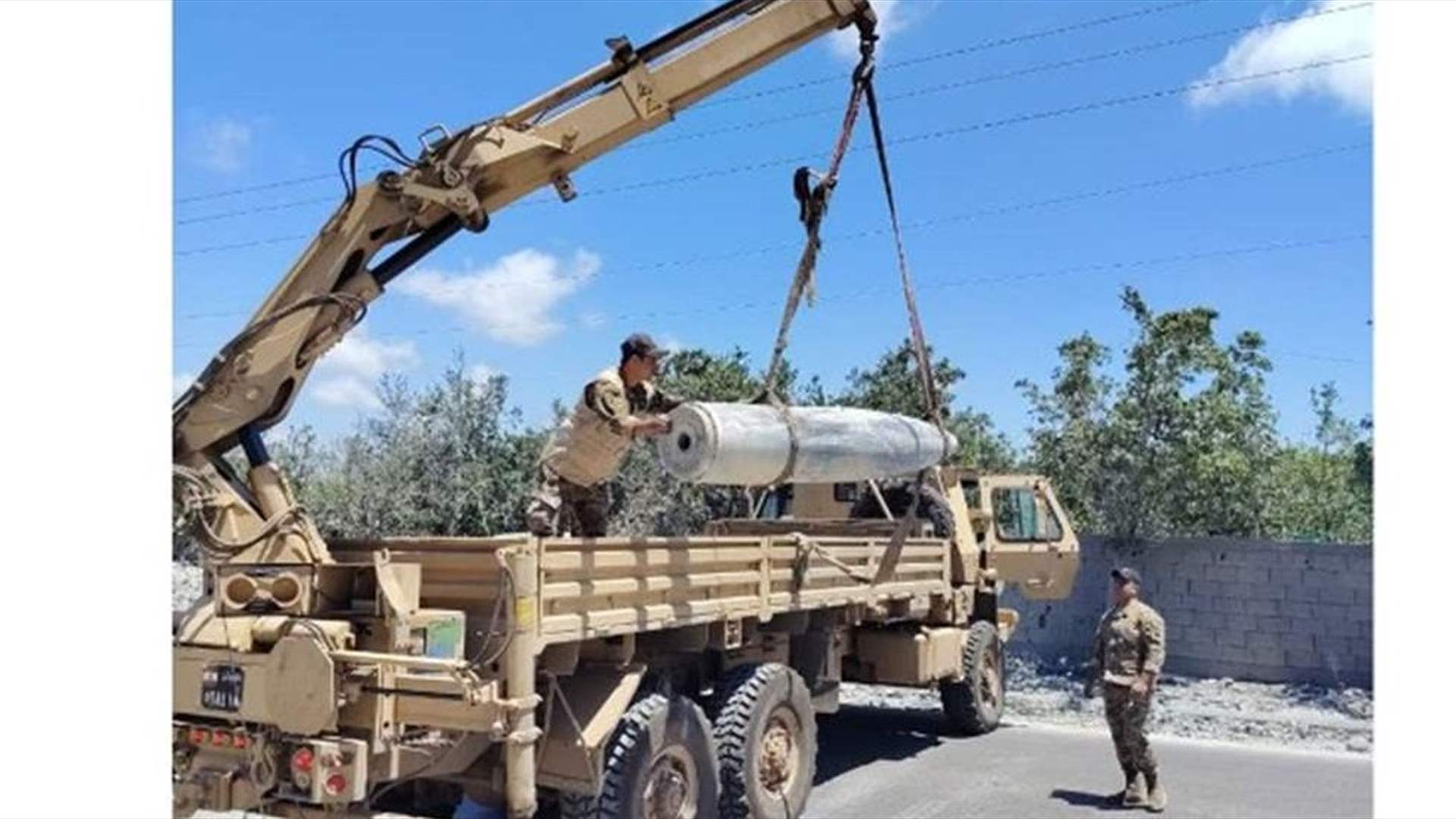 الجيش يواصل تفكيك قنابل إسرائيلية غير منفجرة في الجنوب