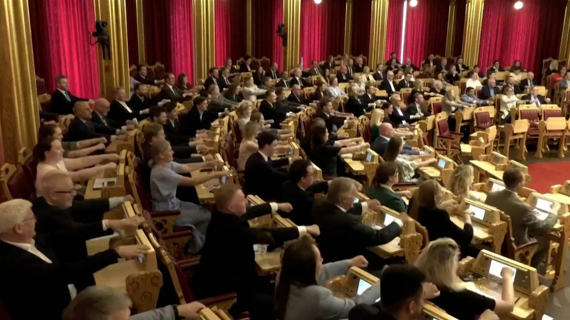 دعمًا للمنتخب في مونديال 2026... البرلمان النرويجي يحتفل على طريقة "الفايكنغ" (فيديو)