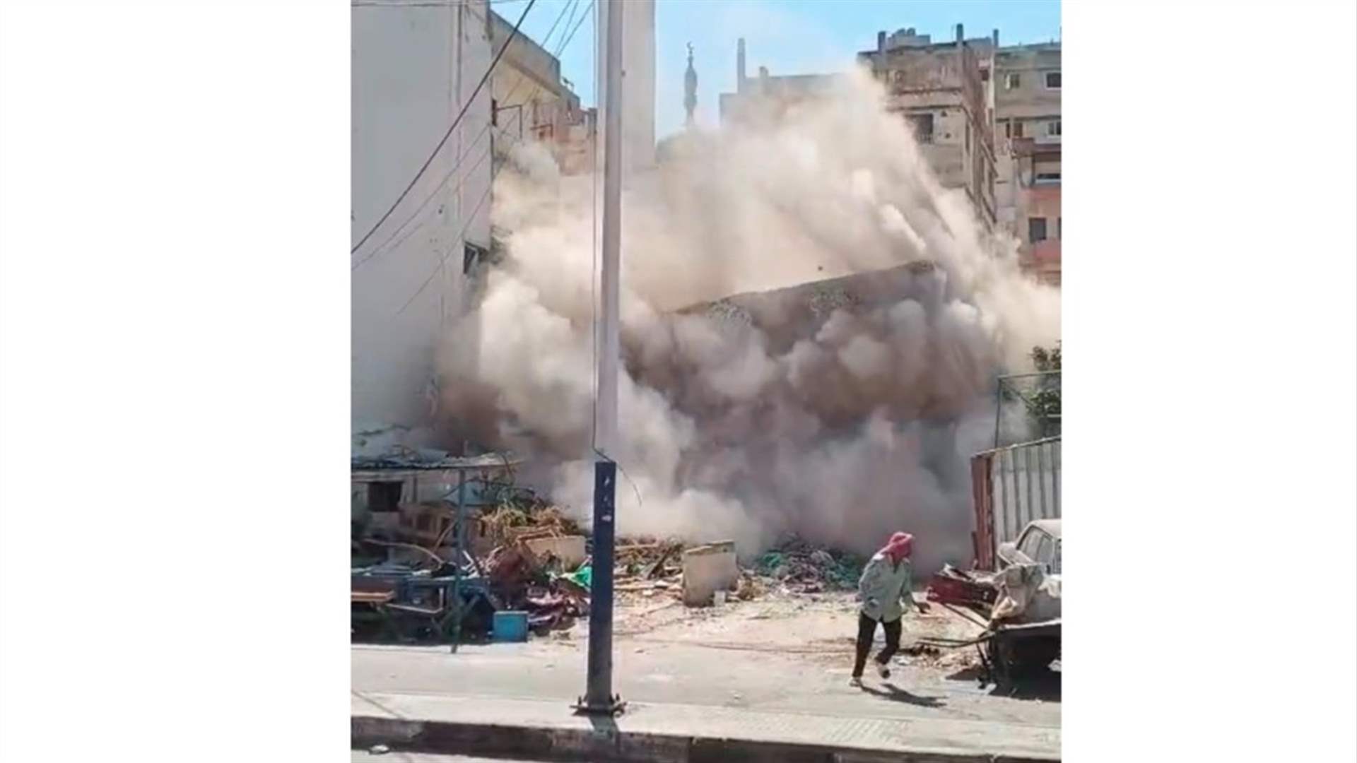إصابة سائق حفارة إثر انهيار جزء من مبنى متصدع خلال رفع الأنقاض في التبانة