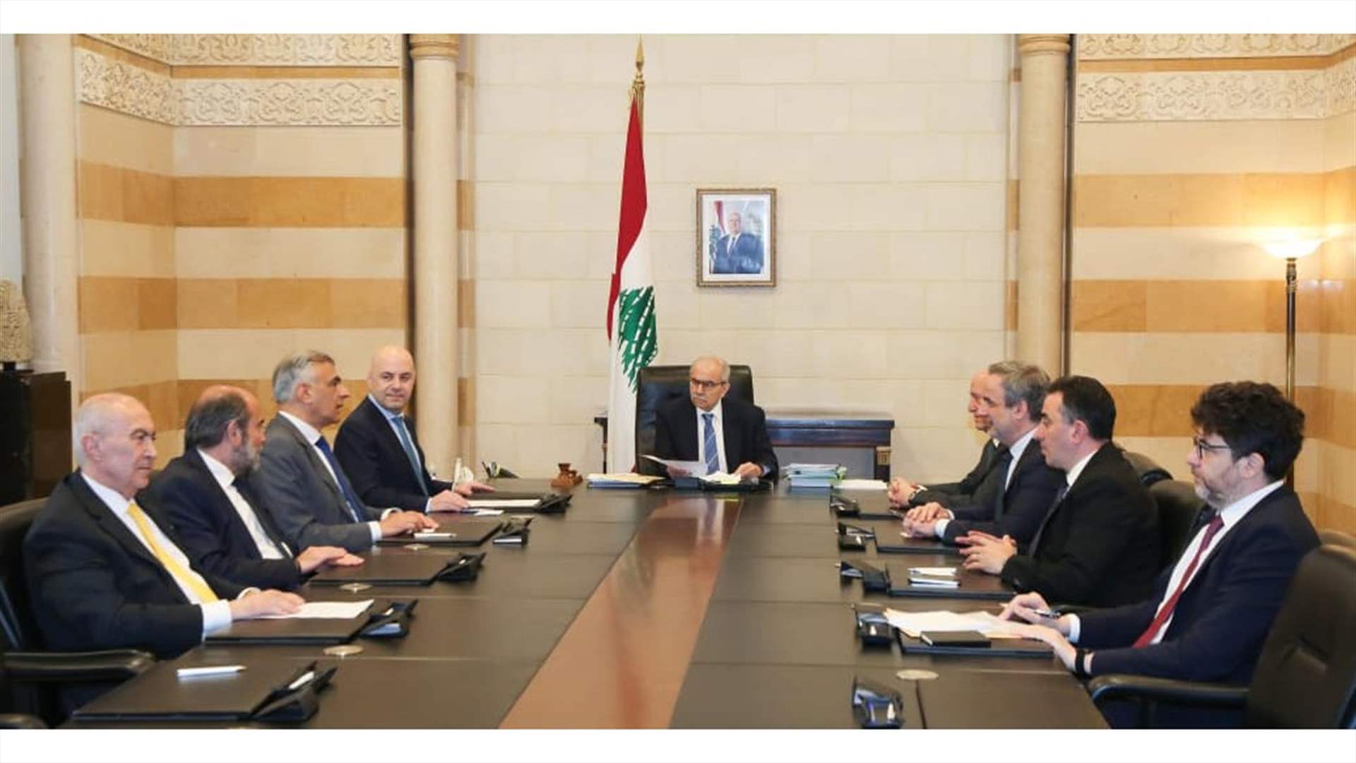 رئيس الحكومة تسلم من وفد نيابي عريضة المطالبة بتعويضات من إيران عن الأضرار الناتجة من الحرب الأخيرة