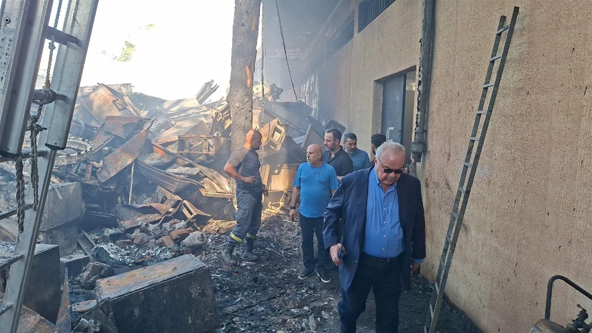 وزير الاتصالات عاين موقع الحريق في الدكوانة: لاستكمال التحقيقات لتحديد أسباب الحريق واتخاذ الإجراءات اللازمة