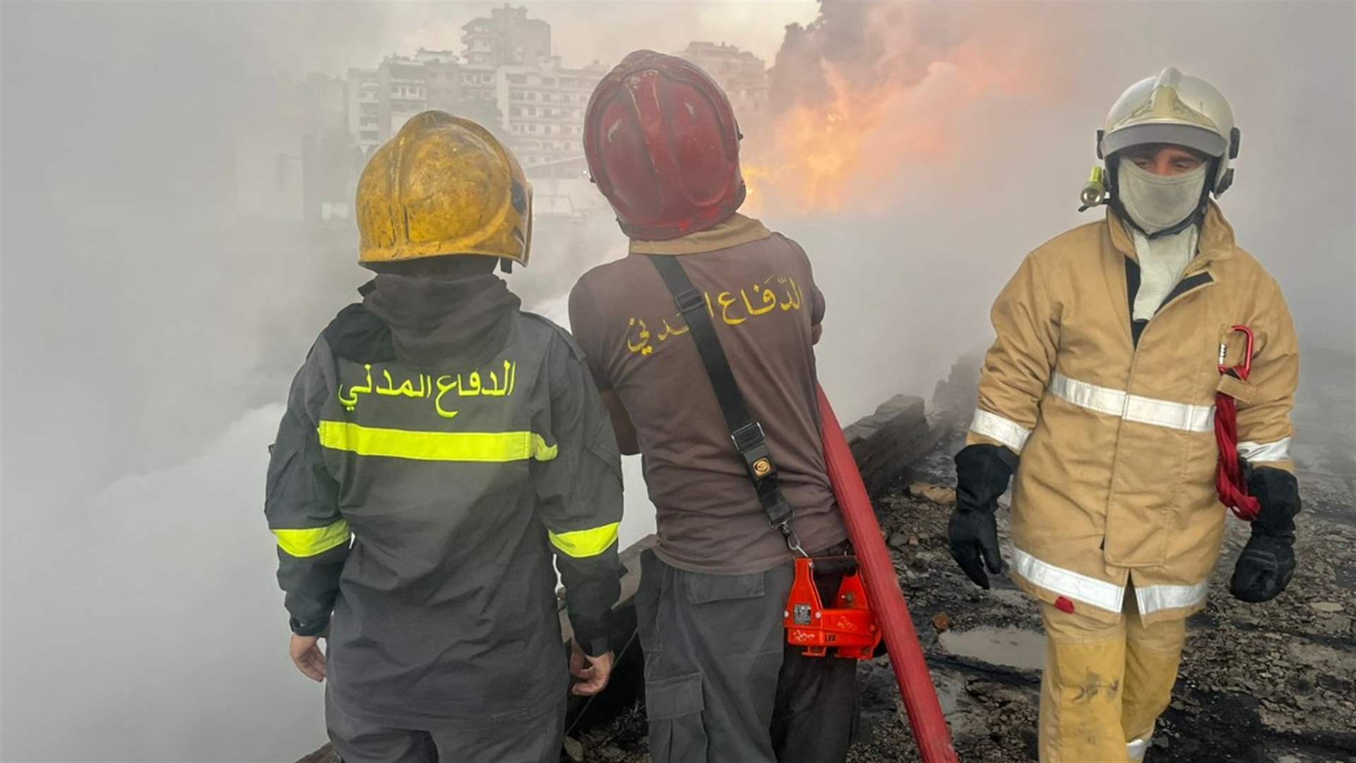 عناصر الدفاع المدنيّ سيطرت على الحريق الكبير الذي اندلع في مستودعات "أوجيرو" 
