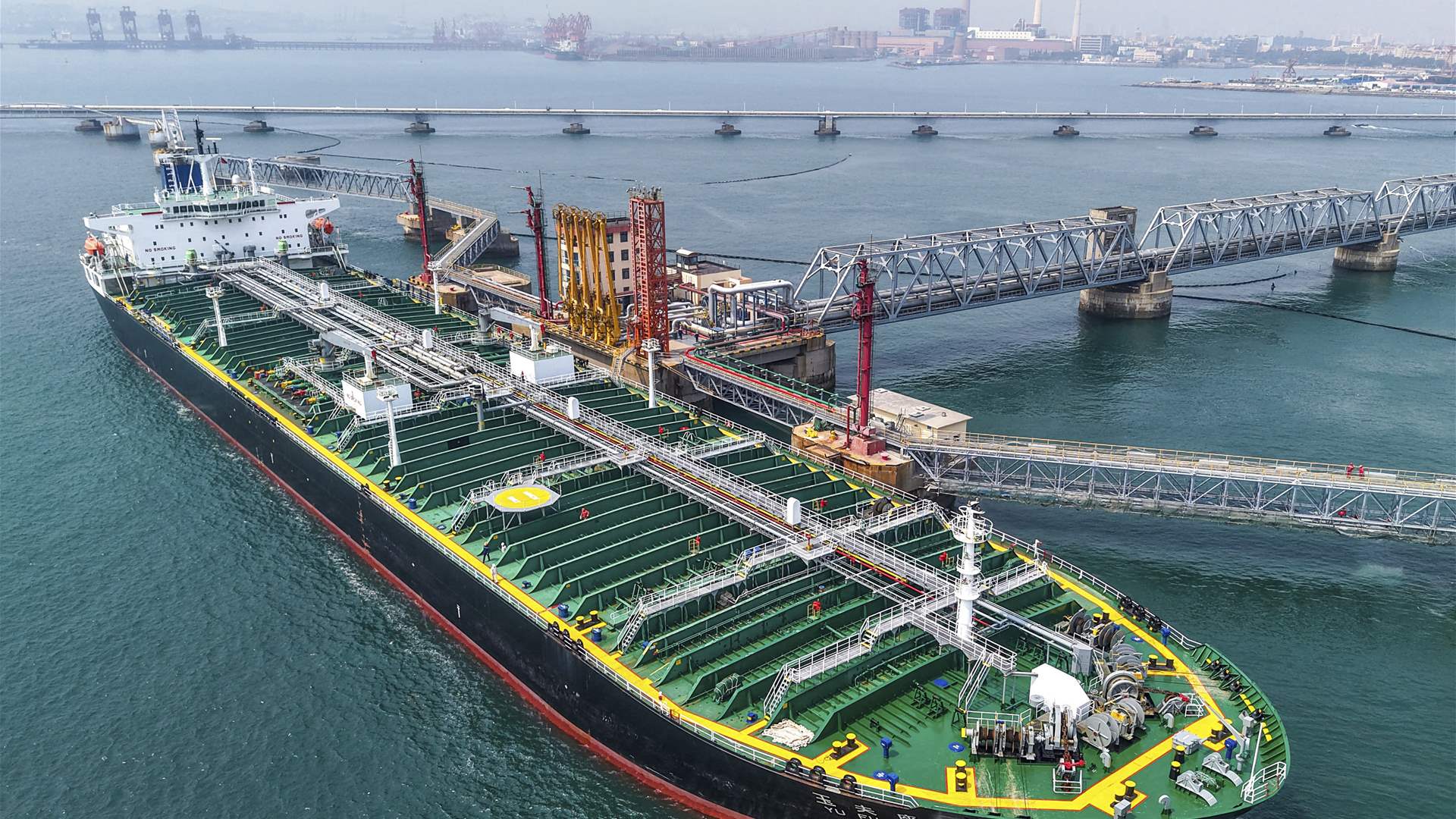 Oil prices dive further on Strait traffic hopes