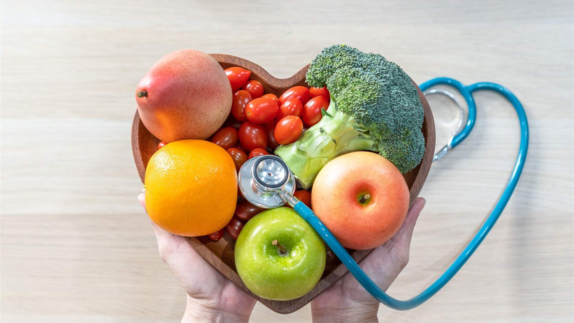 تناول 5 حصص من الفواكه والخضراوات يومياً لا يكفي دائماً... دراسة تكشف عن سرّ غذائي قد يحمي قلبك