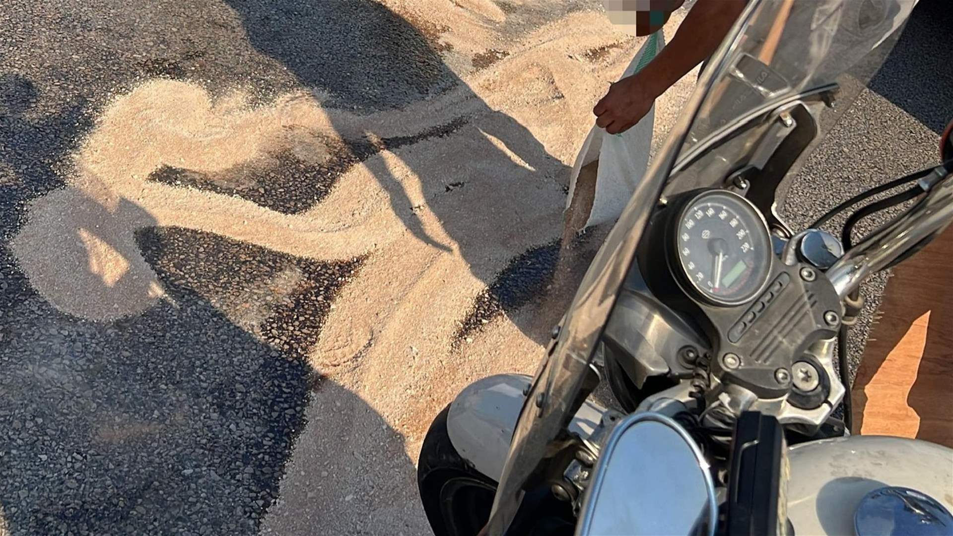 التحكم المروري بعد تسرب زيوت من سيارة معطلة: تمت معالجة الزيوت ورشّ رمال على جسر الدورة باتجاه بيروت