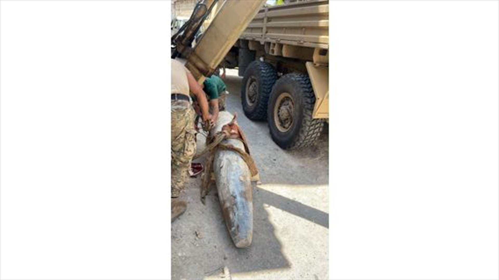 سحب صاروخ غير منفجر من مخلفات الحرب في برج رحال