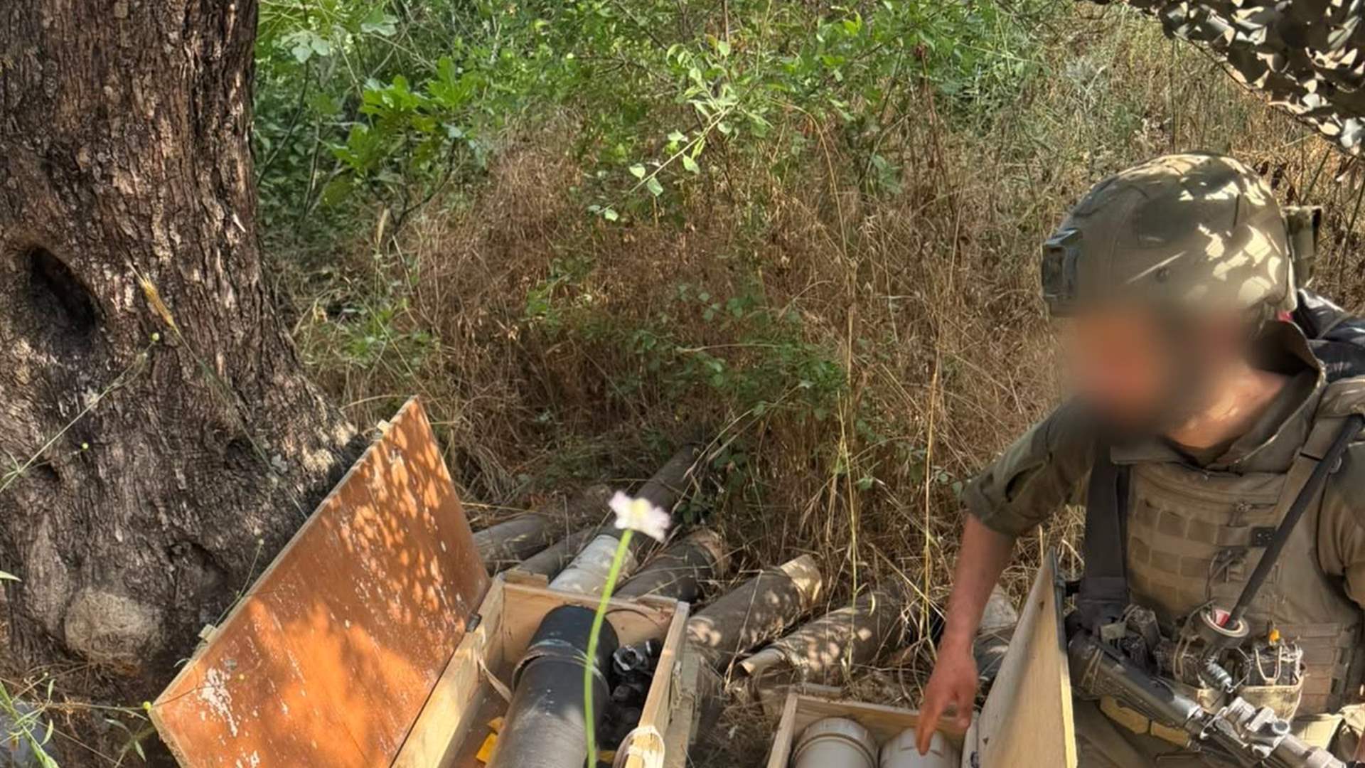 الجيش الإسرائيلي يعلن العثور على نفق ومستودع أسلحة لـ"حزب الله" في الطيري وعتاد قتالي في مارون الراس