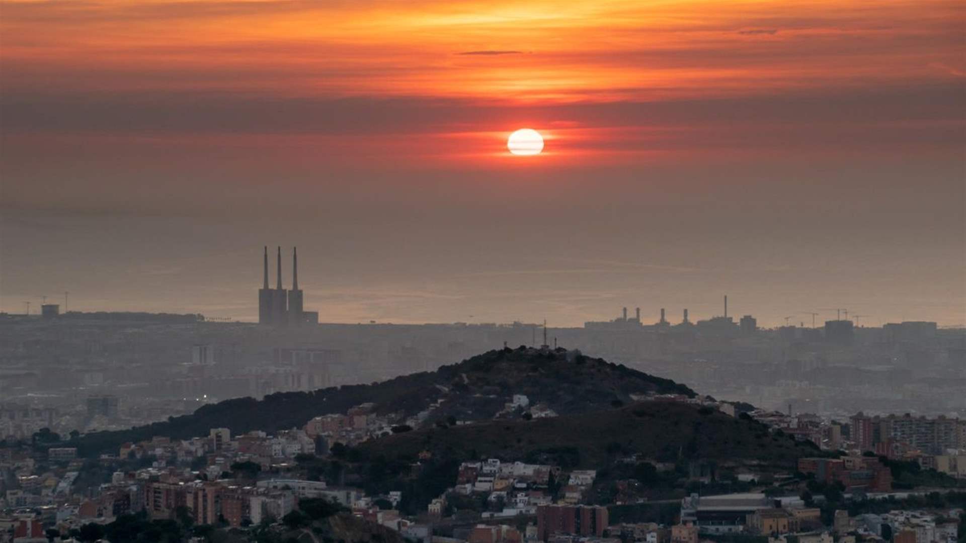 Barcelona introduces heat-monitoring bracelets for its outdoor workers