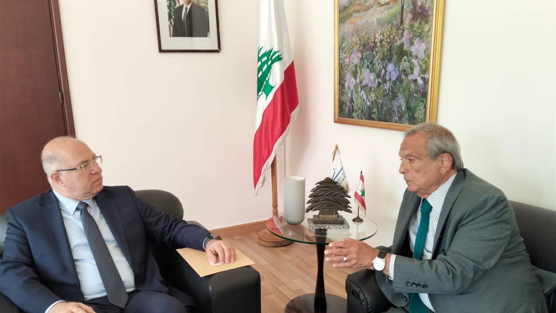 حبيب يعرض مع وزير العمل شؤون مصرف الإسكان