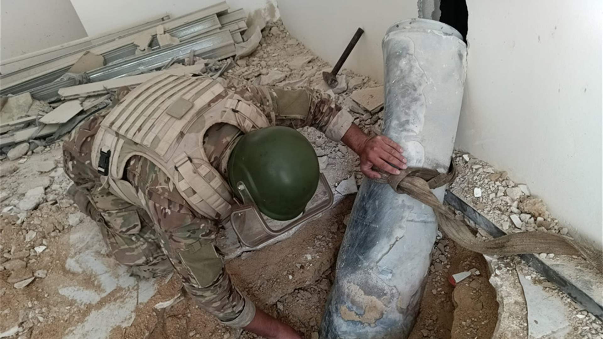 الجيش يواصل إزالة الذخائر غير المنفجرة ويفكّك ٤ قنابل طيران من مخلفات العدوان الإسرائيلي في النبطية وبنت جبيل