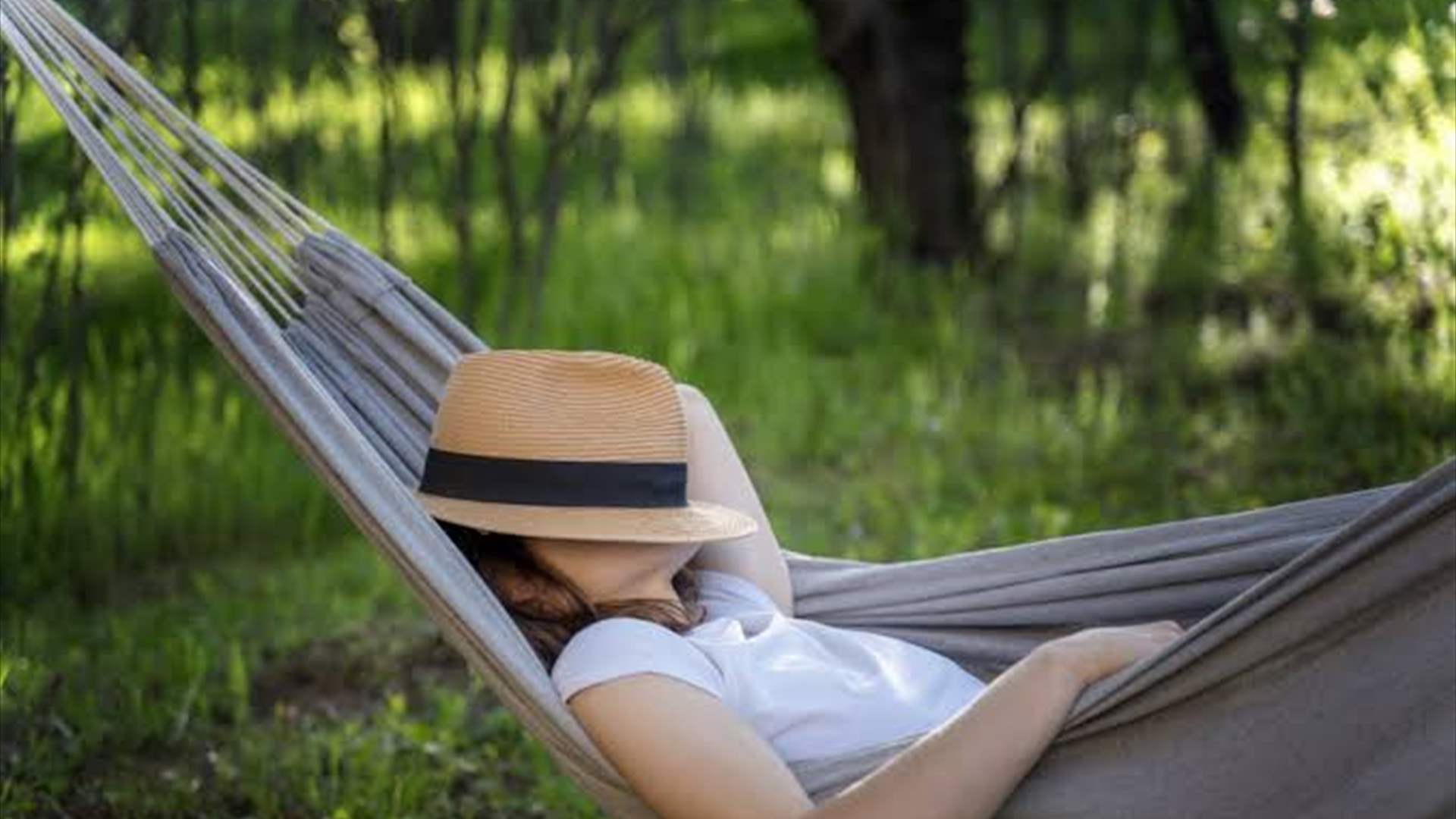 عندما يصبح الاسترخاء عبئاً… ما الذي يمنعنا من التمتّع بالاستراحات الطويلة؟