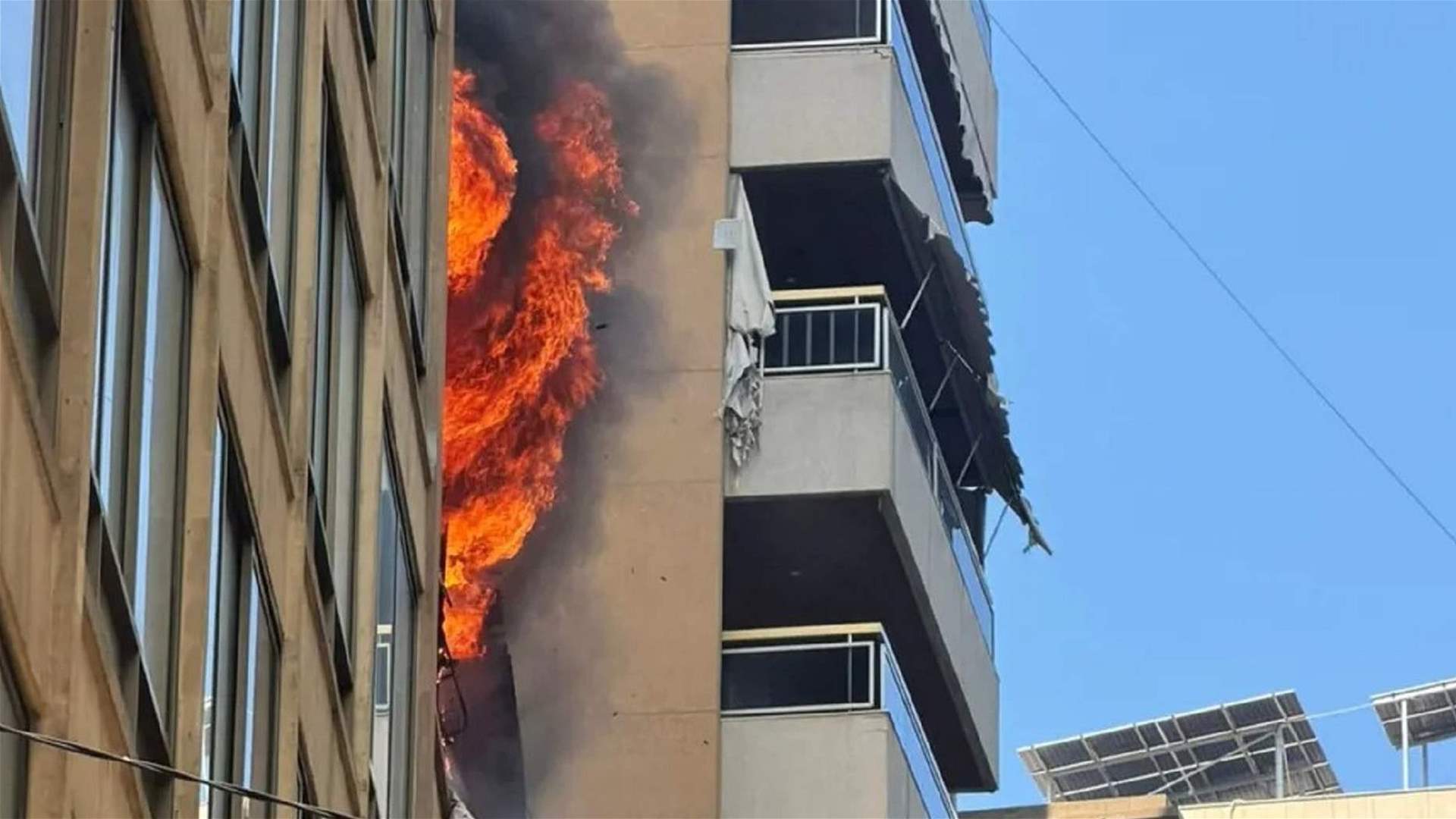 اندلاع حريق كبير في شقة سكنية داخل مبنى بشارع السارولا في الحمرا