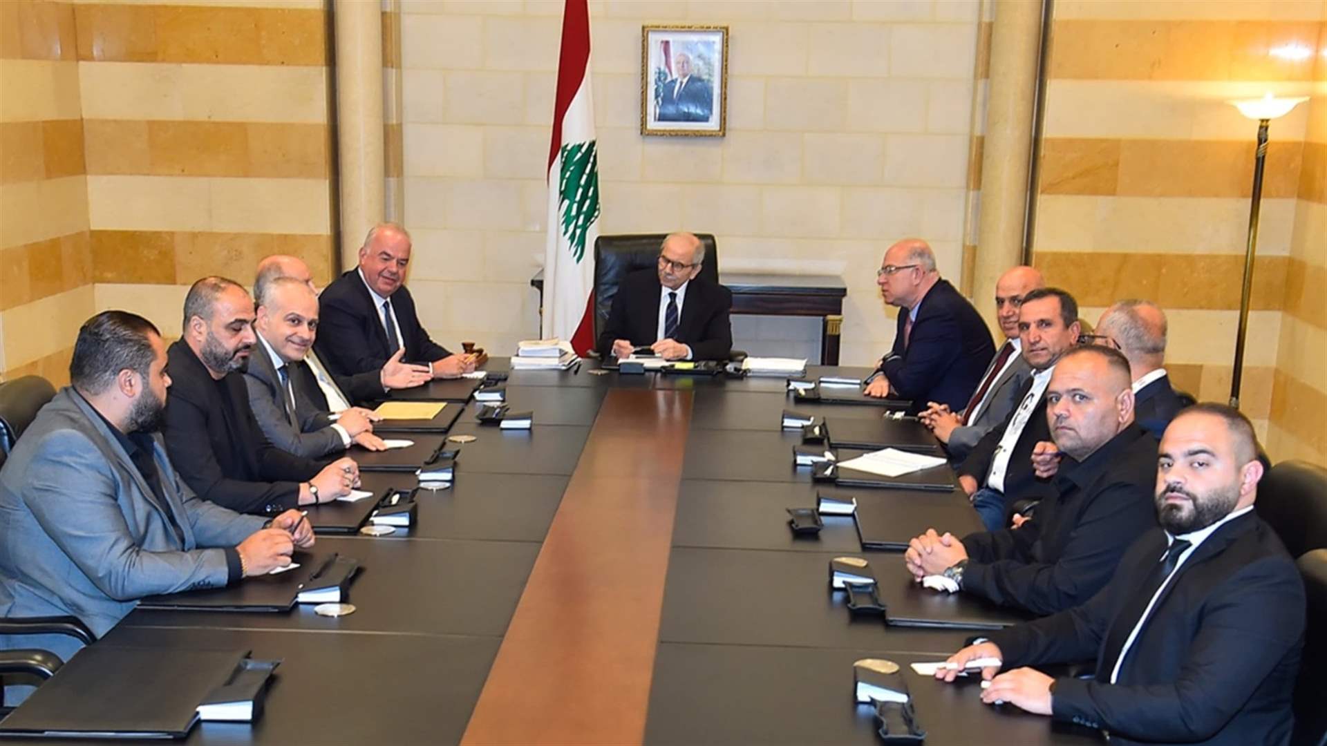 رئيس الحكومة استقبل وفدا من مياومي "أوجيرو"... والأسمر أعلن تعليق التحرك غدا لإسبوع لإستكمال الحوار