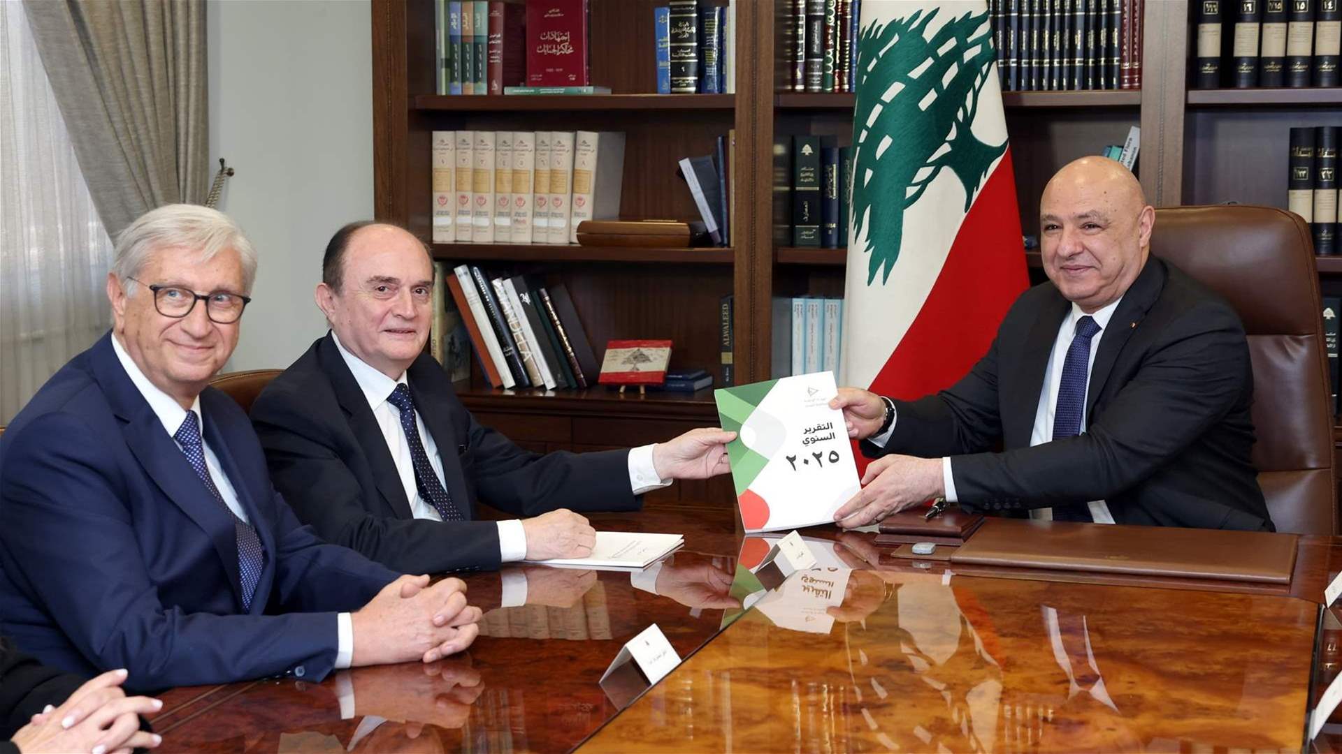 الرئيس جوزاف عون تسلّم التقرير السنوي للهيئة الوطنية لمكافحة الفساد: مثل هذه الإنجازات تُسهم في تعزيز ثقة المواطنين بالدولة ومؤسساتها وإداراتها