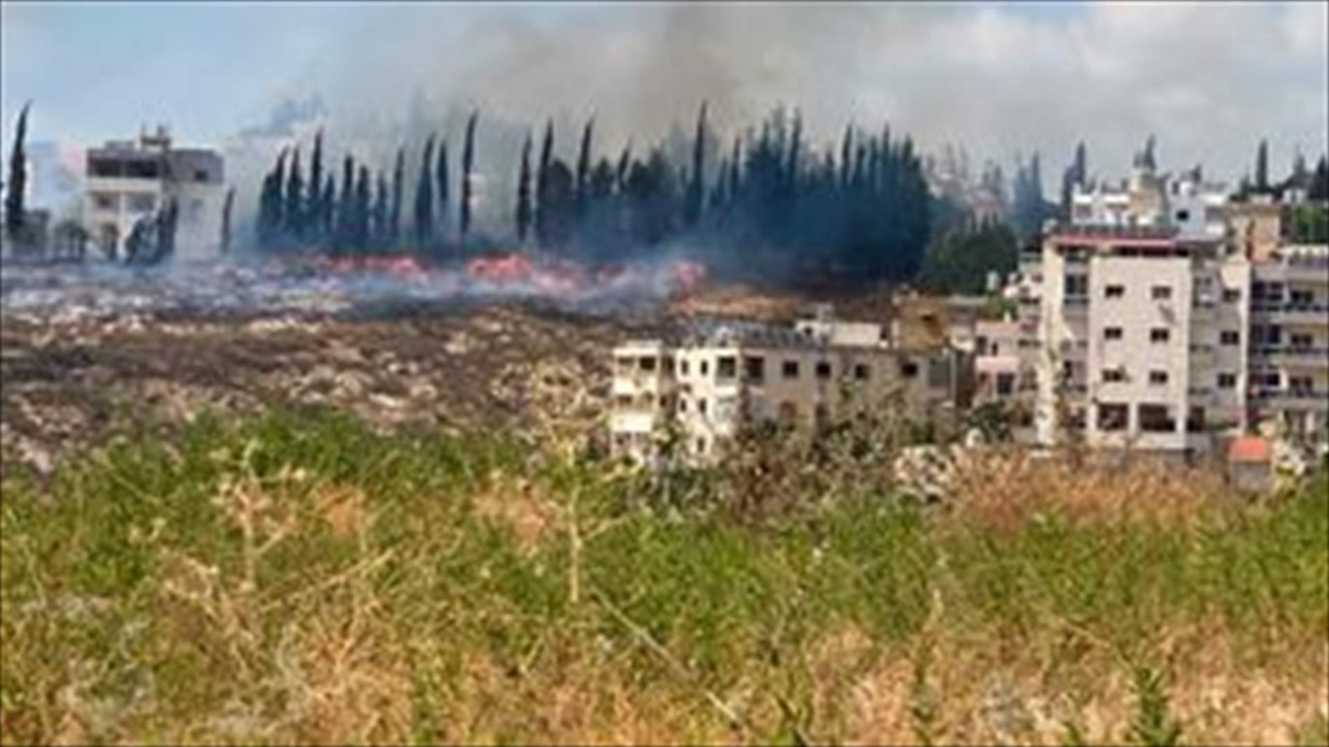 حريق في ضواحي عين بعال - صور تعمل فرق الاطفاء على اخماده