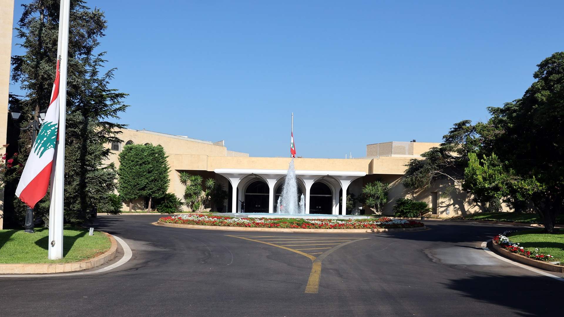 رئاسة الجمهورية: تنكيس العلم في قصر بعبدا حداداً على أمير دولة قطر السابق الشيخ حمد بن خليفة آل ثاني ويستمر الحداد حتى يوم الأربعاء ضمناً استناداً إلى المذكرة التي صدرت عن رئيس مجلس الوزراء نواف سلام