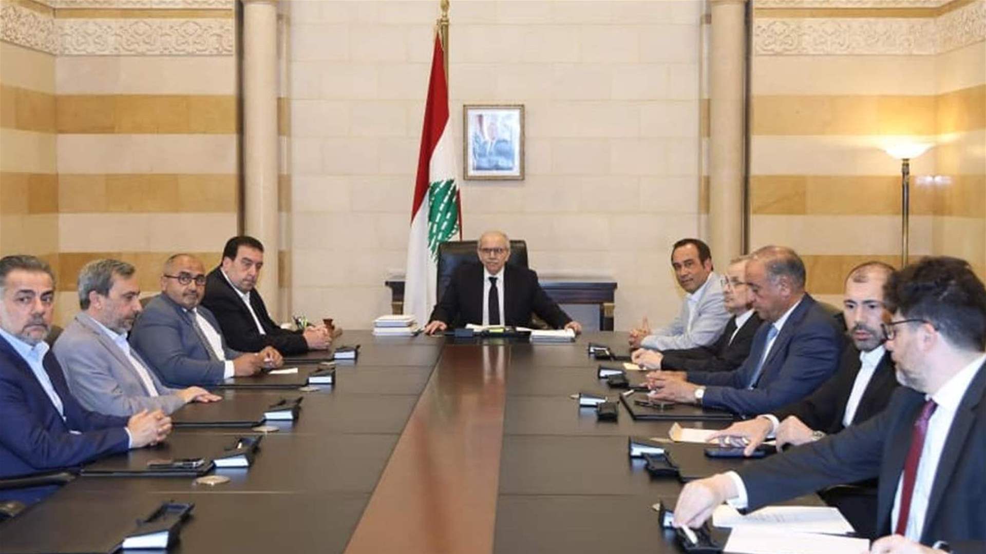 رئيس الحكومة عرض مع 8 نواب التطورات المتعلقة باقتراح قانون العفو