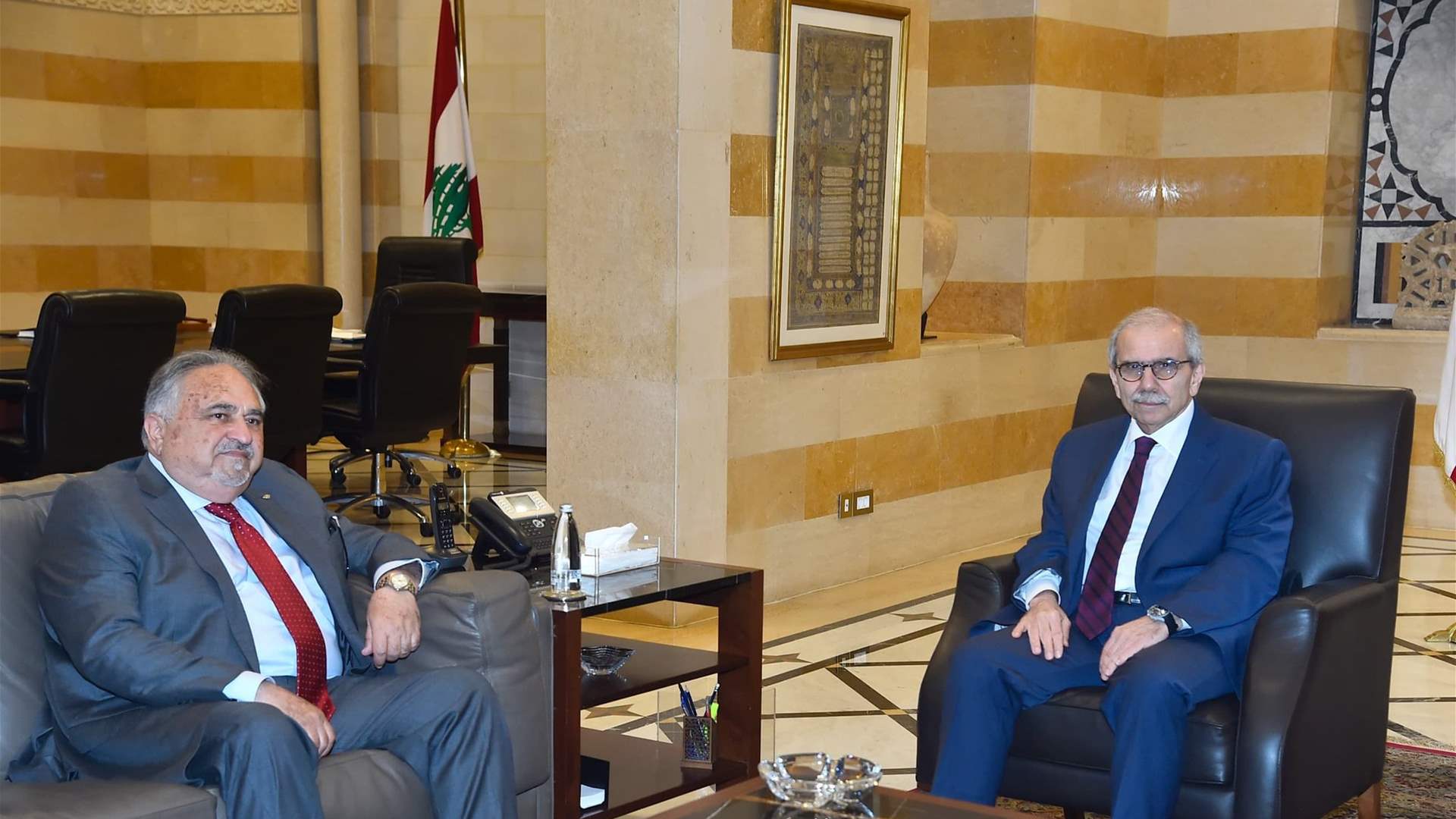 رئيس مجلس الوزراء نواف سلام استقبل في السراي رئيس الهيئة الناظمة للطيران المدني الكابتن محمد عزيز والبحث تناول عمل الهيئة
