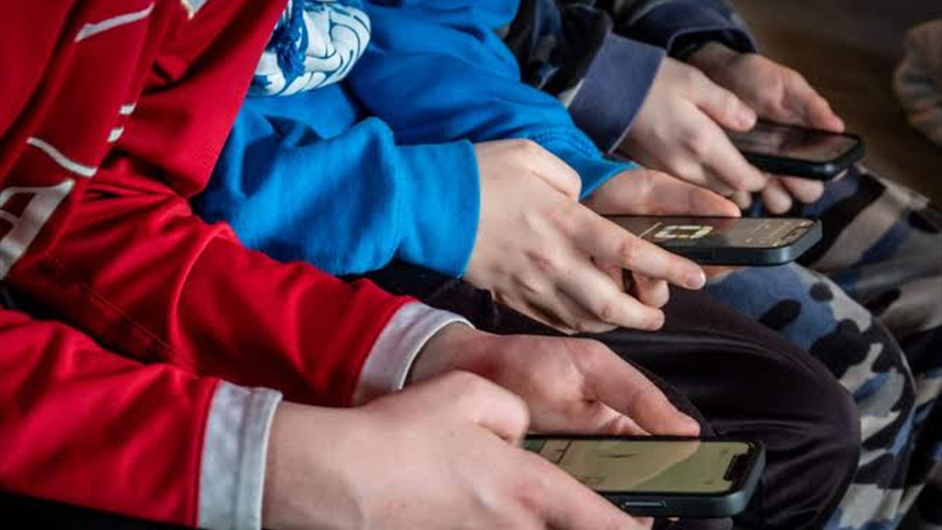 لا "تيك توك" ولا "إنستغرام" قبل الـ15... فرنسا تقفل أبواب التواصل الاجتماعي أمام الأطفال