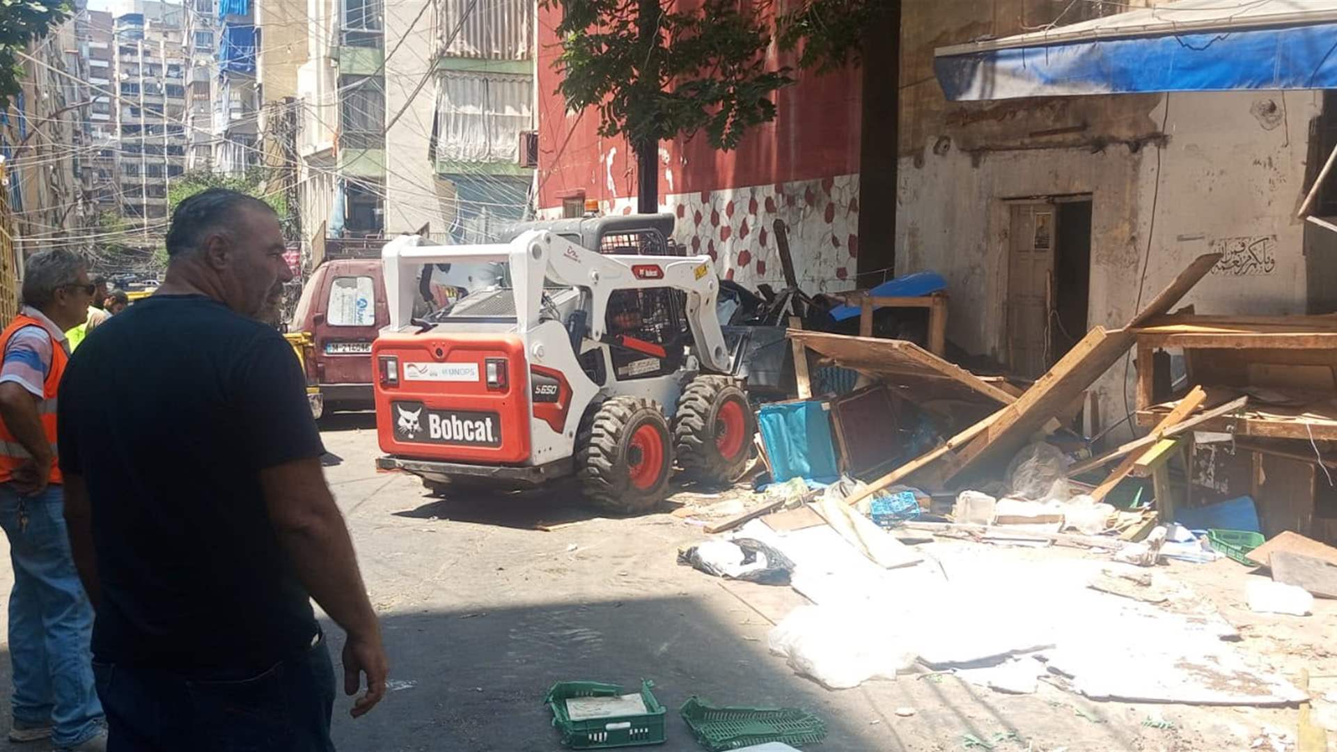 بتوجيهات محافظ بيروت حملة لتنظيم المرافق العامة شملت إزالة التعديات من سوق الخضار في منطقة حي اللجا في المصيطبة 