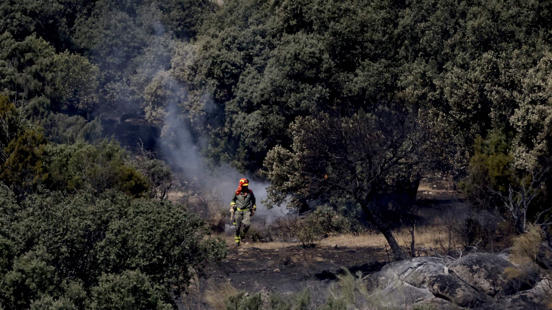 Wildfires force more than 200,000 in total to flee in France and Spain 