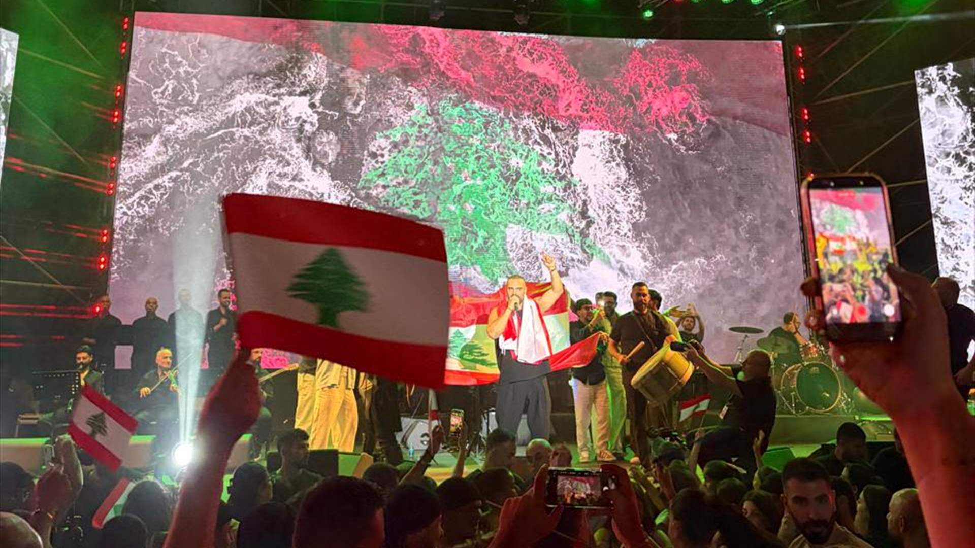 بعد أشهر من الشائعات... جوزاف عطية يلمح بوضوح عن علاقته ببيرلا حرب خلال حفله ببيروت (فيديو)