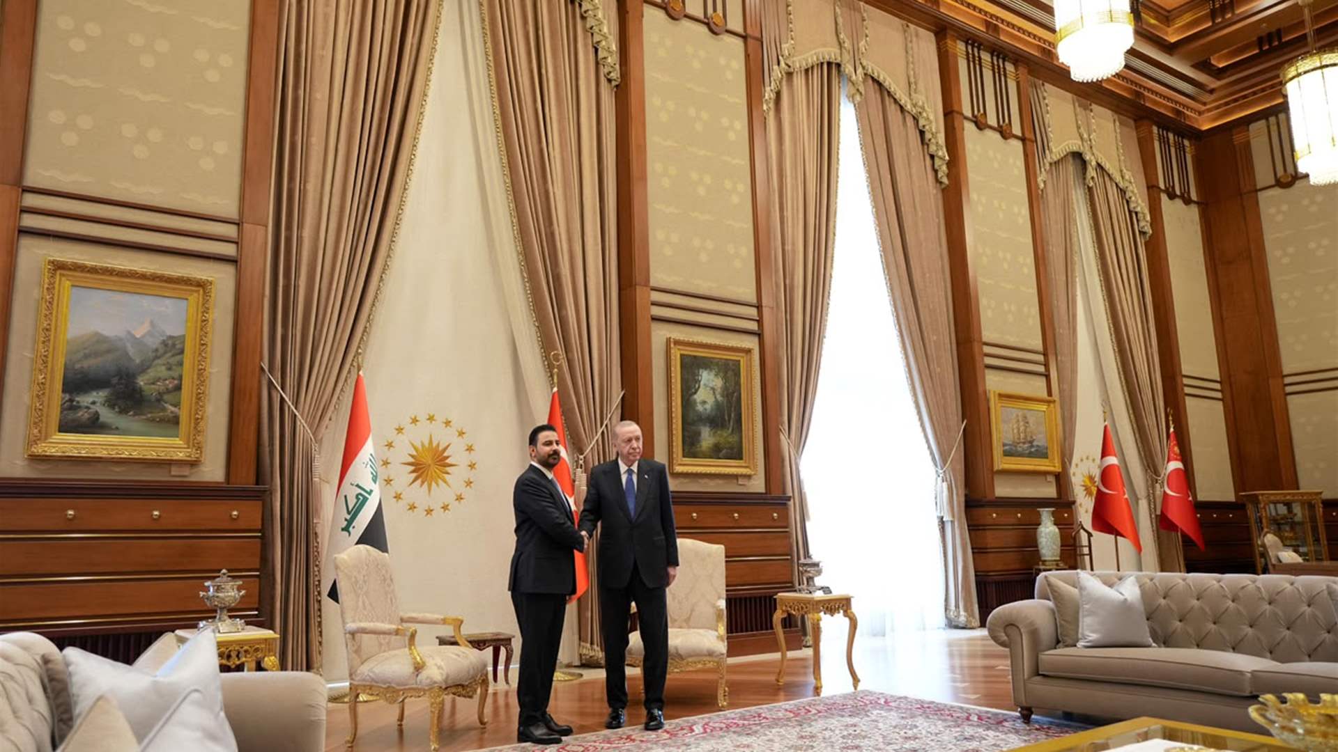 رئيس مجلس الوزراء العراقي علي فالح الزيدي يجري لقاءً ثنائياً مع الرئيس التركي رجب طيب اردوغان في المجمع الرئاسي بالعاصمة أنقرة 