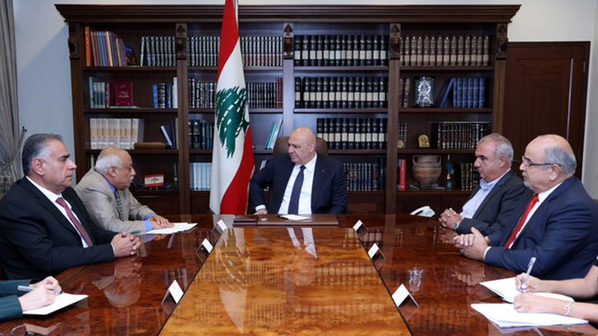 سلسلة لقاءات وزارية ونقابية للرئيس عون