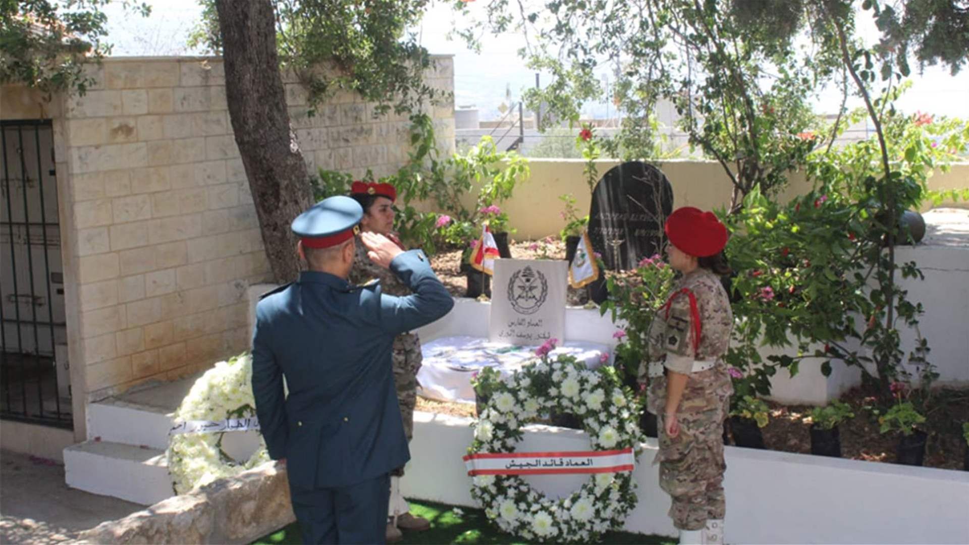وضع أكاليل من الزهر على النصب التذكارية وأضرحة قادة الجيش السابقين المتوفين بمناسبة عيد الجيش