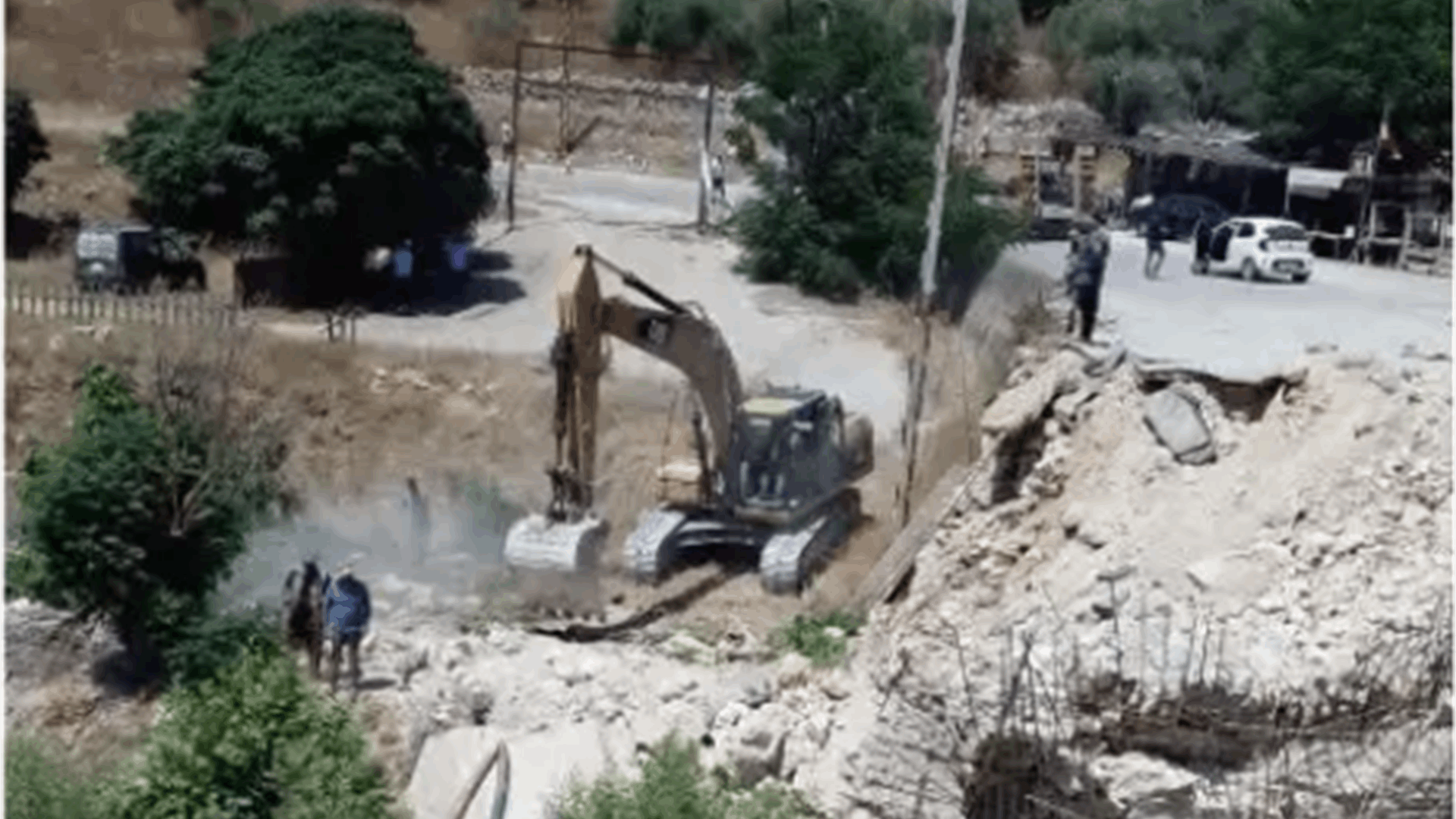 فرق الاشغال باشرت بإنشاء ممر بديل موقت على جانب نهر قاعقعية الجسر لحين إعادة إعمار الجسر الاساسي