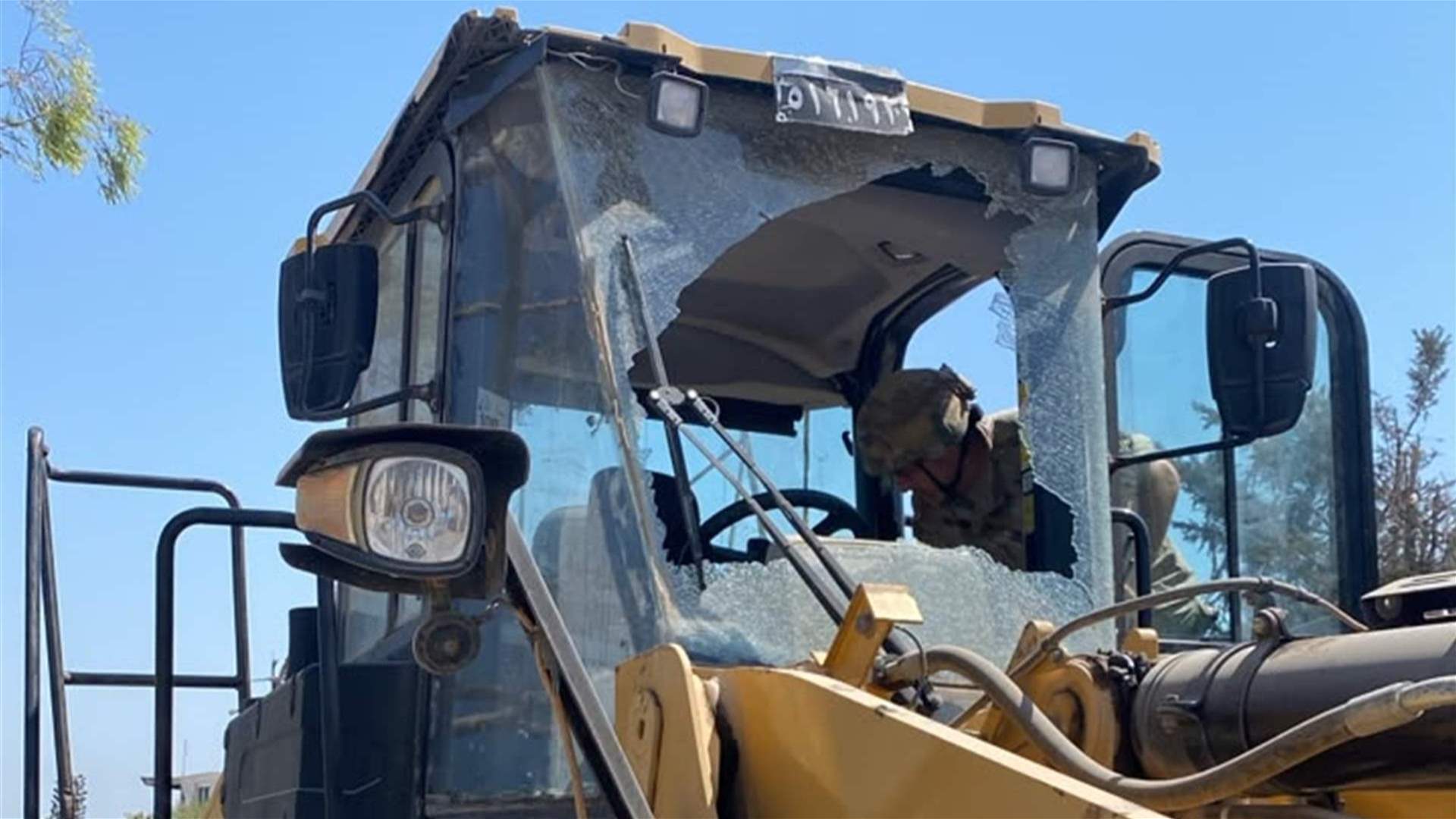 الجيش: إصابة أحد العسكريين بجروح طفيفة نتيجة استهداف إسرائيلي لجرافة للجيش في بلدة المنصوري - صور أثناء عملها على فتح الطرقات وإزالة الركام