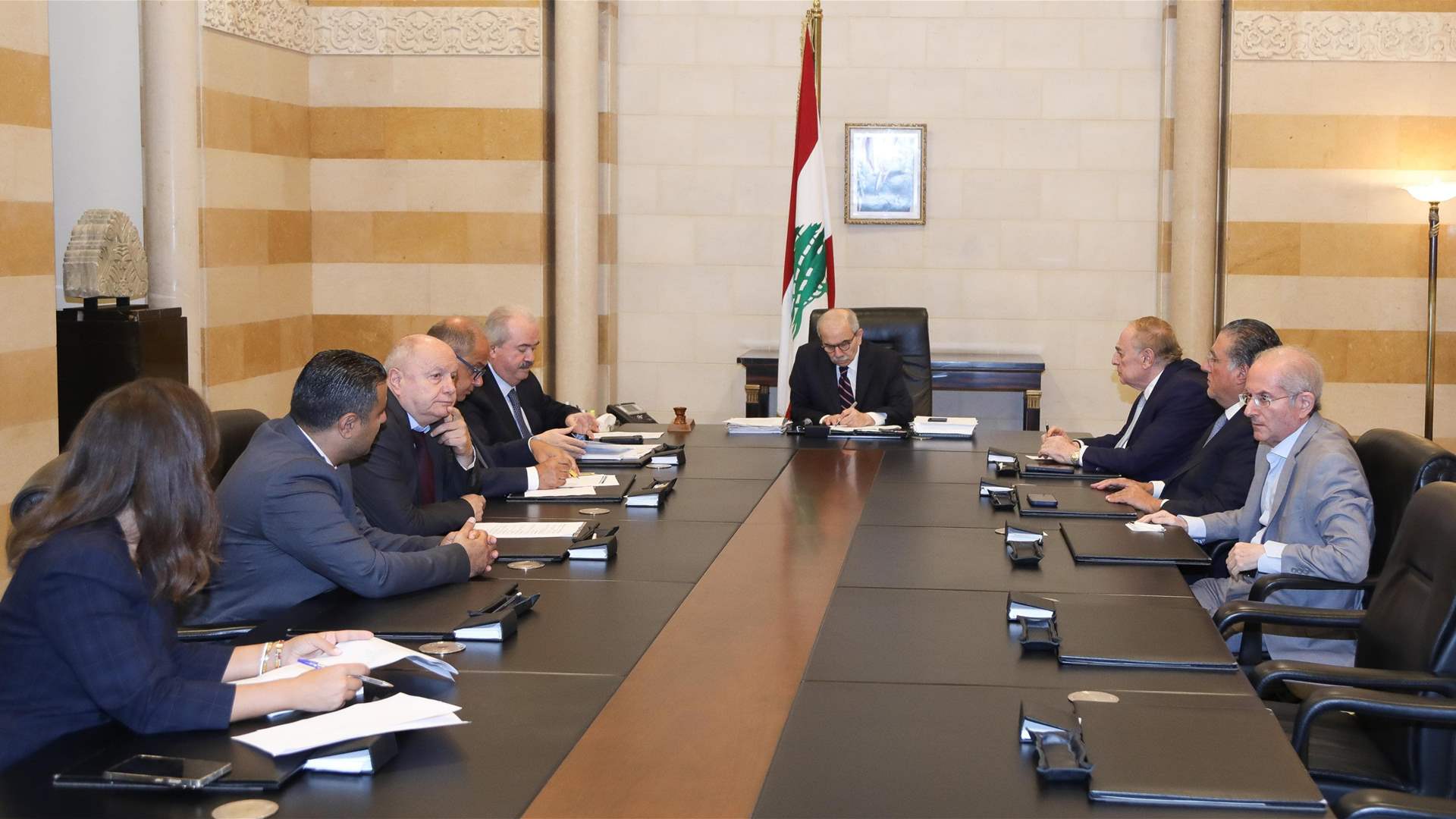 اجتماع في السرايا بحث مشروع تعديل الرسوم على المواد المنتجة للنفايات... البستاني: طرحنا تأمين إيرادات من مصادر أخرى لتخفيف العبء عن كاهل المواطن