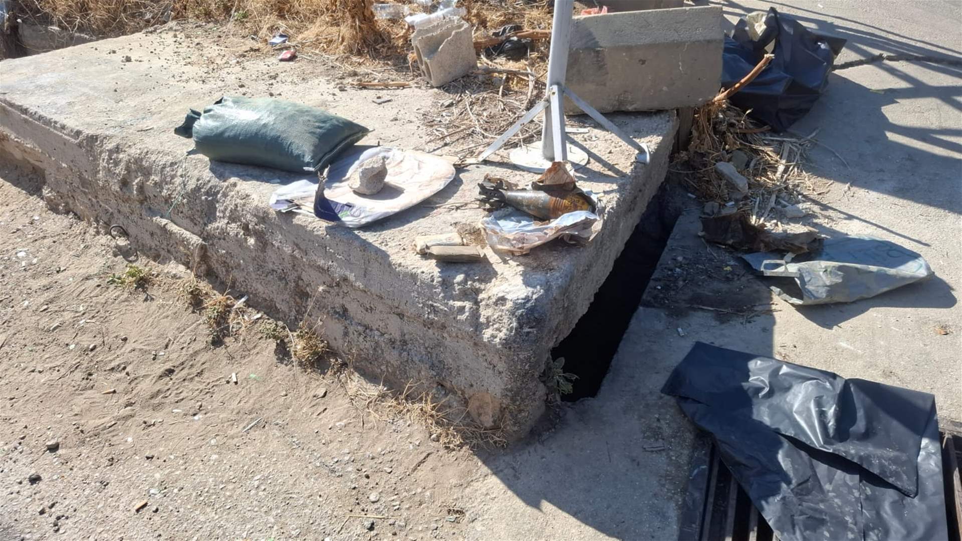 العثور على قذيفتَي هاون من مخلفات الحرب مرمية داخل سكر مياه الري في زحلة خلف مبنى المنارة والجيش اللبناني ضرب طوقا أمنيا تمهيدًا لإزالتهما