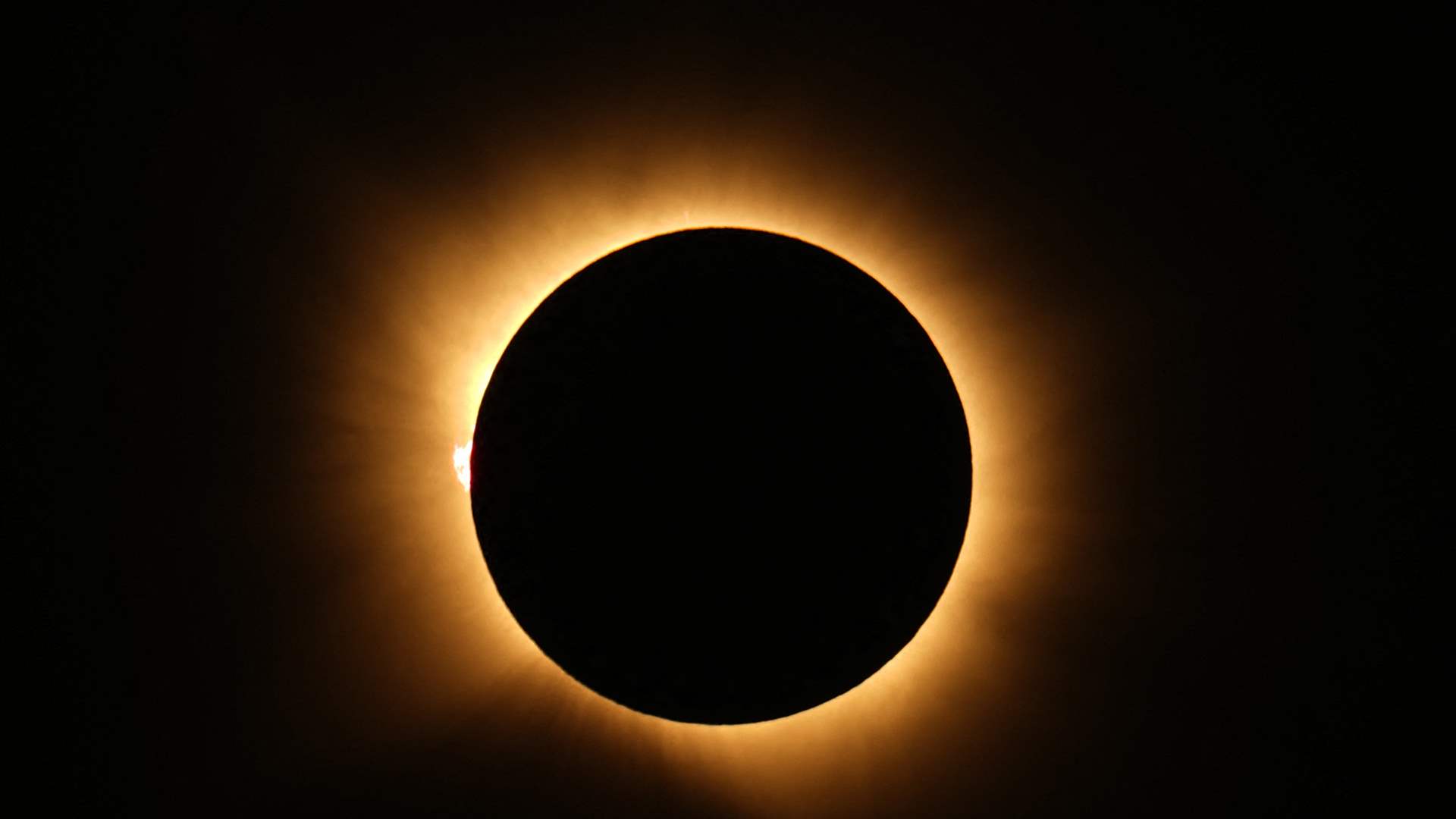 Solar eclipse plunges large swathe of Spain into total darkness